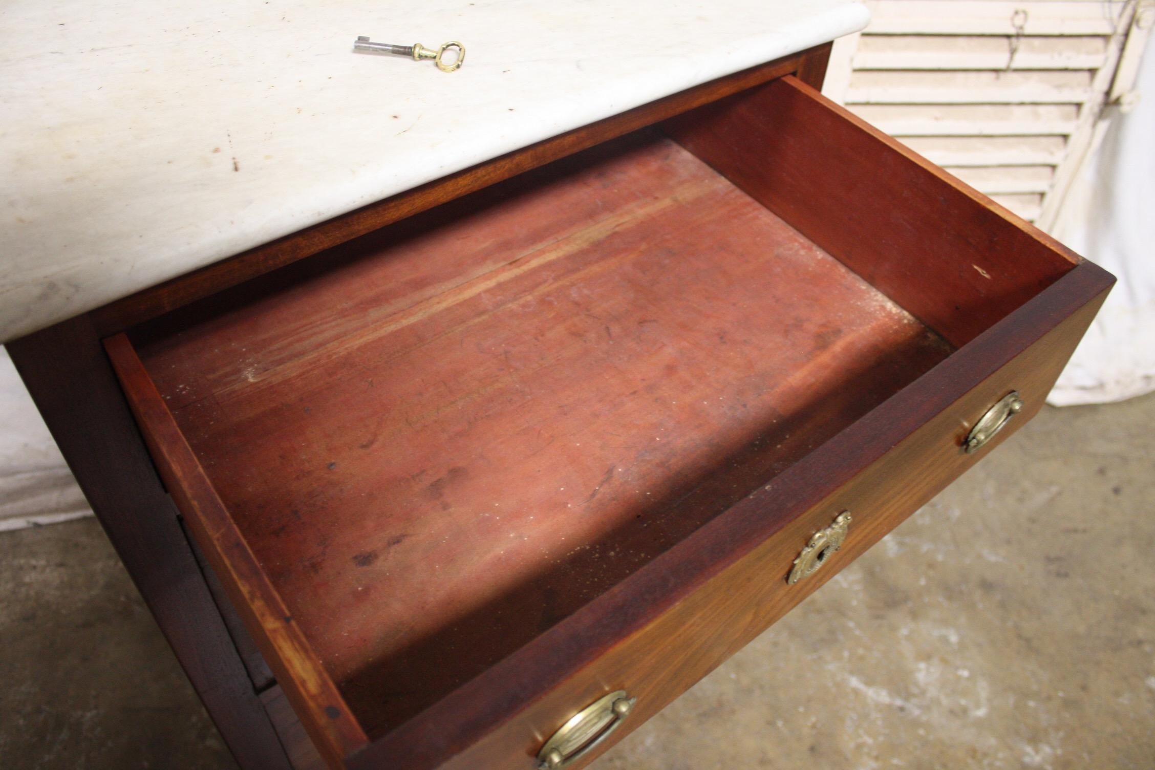 Piccola commode francese del XVIII secolo di epoca Luigi XVI in vendita 9