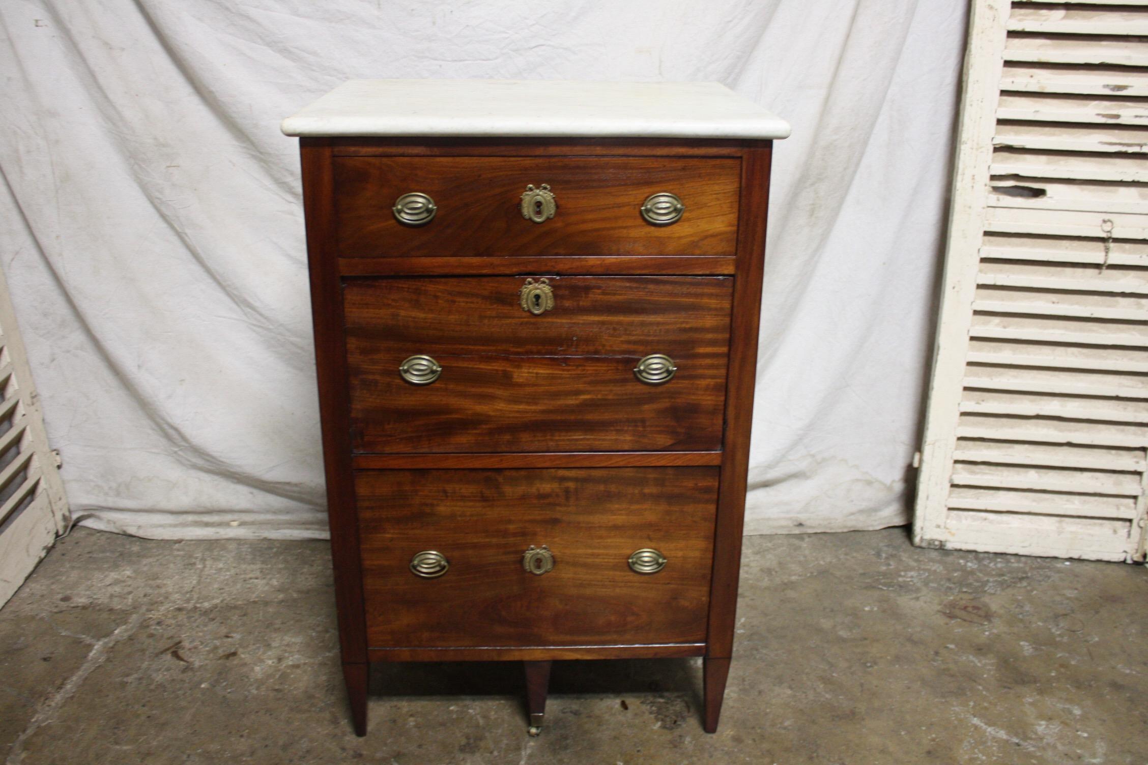 Piccola commode francese del XVIII secolo di epoca Luigi XVI.