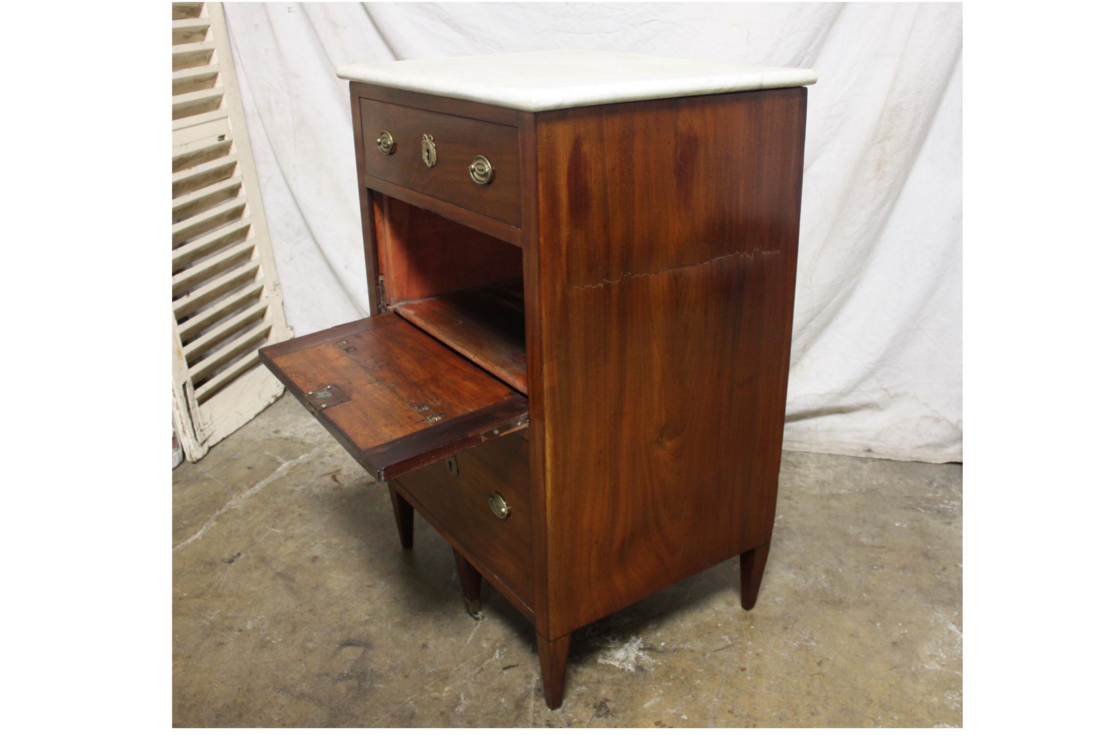 Piccola commode francese del XVIII secolo di epoca Luigi XVI in vendita 2