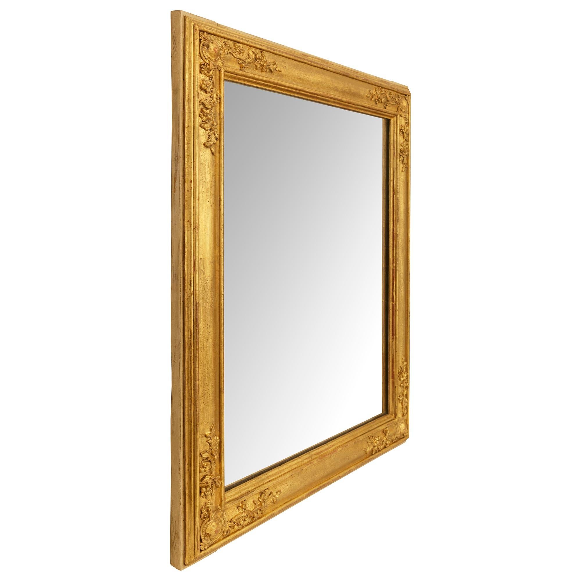 Francese Specchio in legno dorato francese del XVIII secolo in stile Luigi XVI in vendita