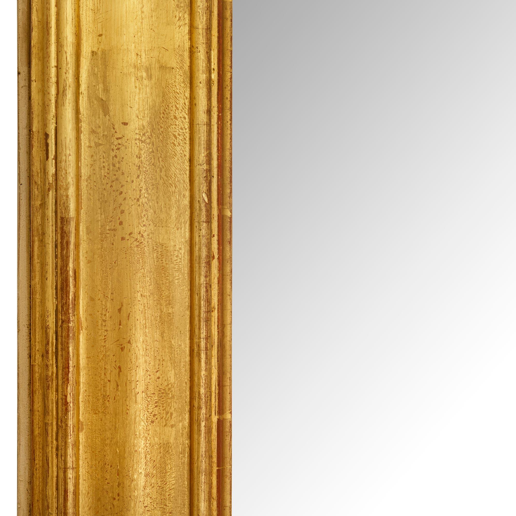 Fino al XVIII secolo Specchio in legno dorato francese del XVIII secolo in stile Luigi XVI in vendita