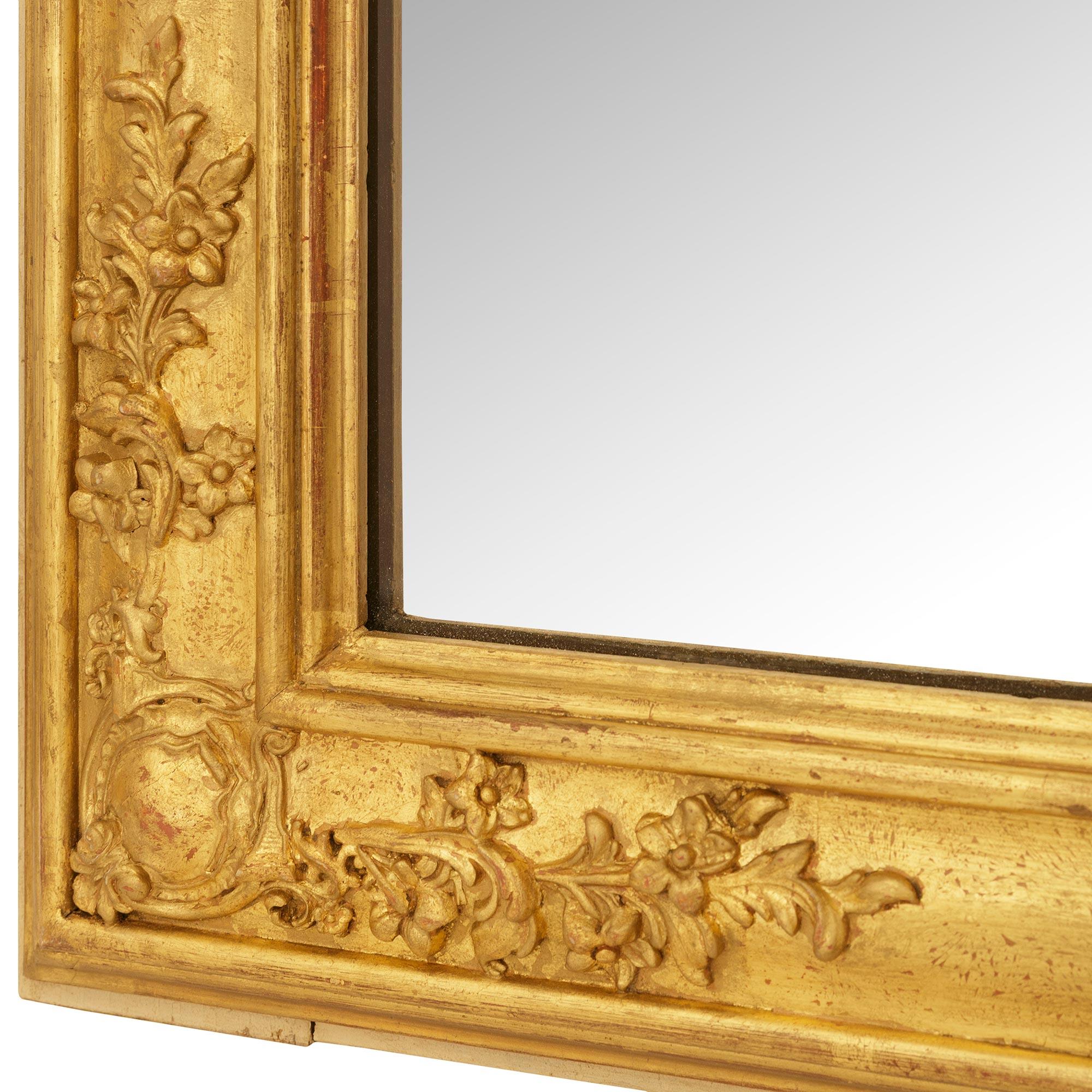 Specchio in legno dorato francese del XVIII secolo in stile Luigi XVI in vendita 1