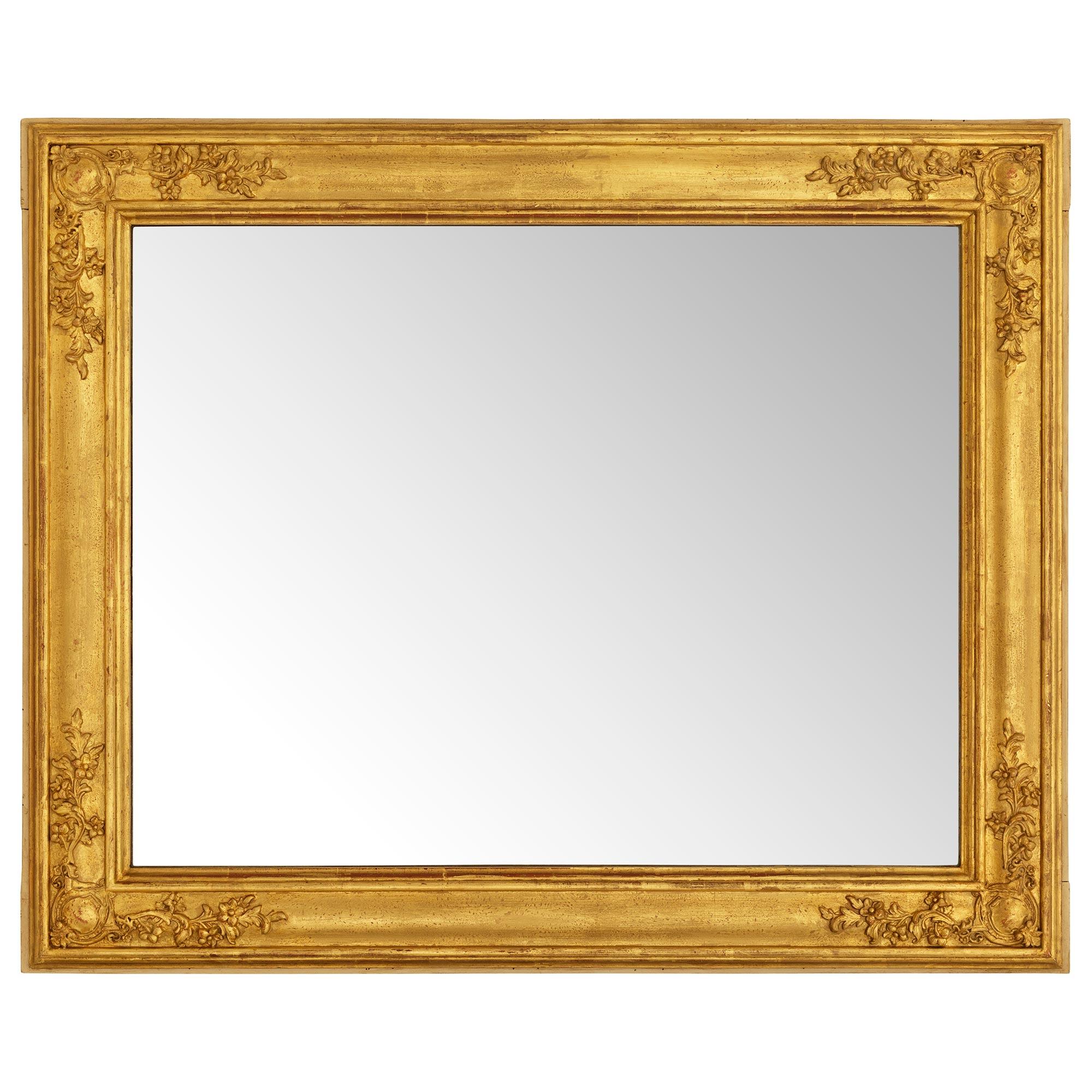 Specchio in legno dorato francese del XVIII secolo in stile Luigi XVI in vendita 2
