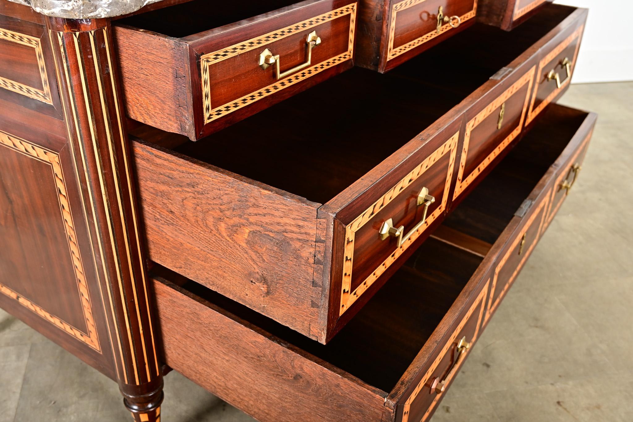 Commode francese del XVIII secolo in stile Luigi XVI con intarsi in mogano in vendita 3