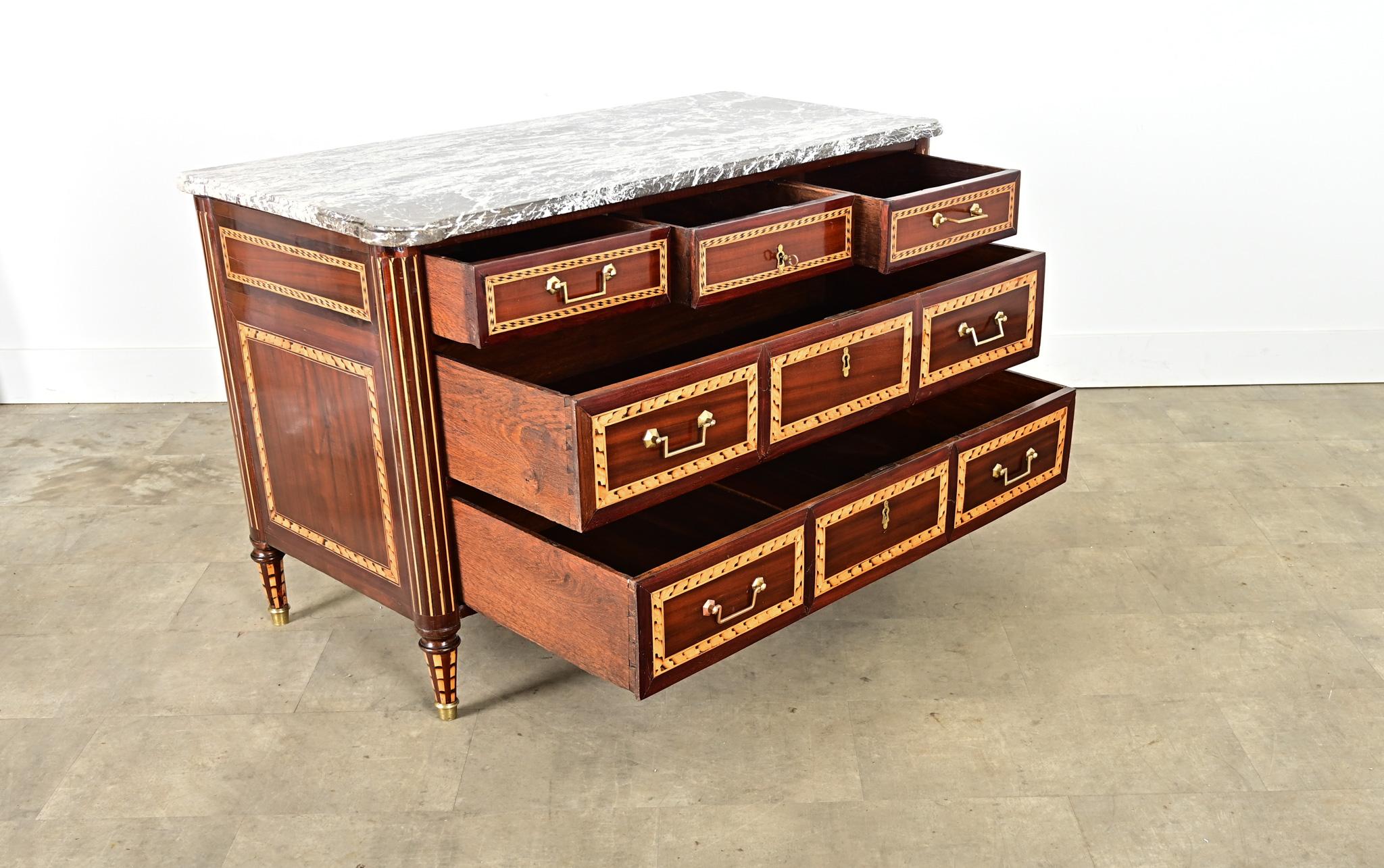 Commode francese del XVIII secolo in stile Luigi XVI con intarsi in mogano in vendita 4