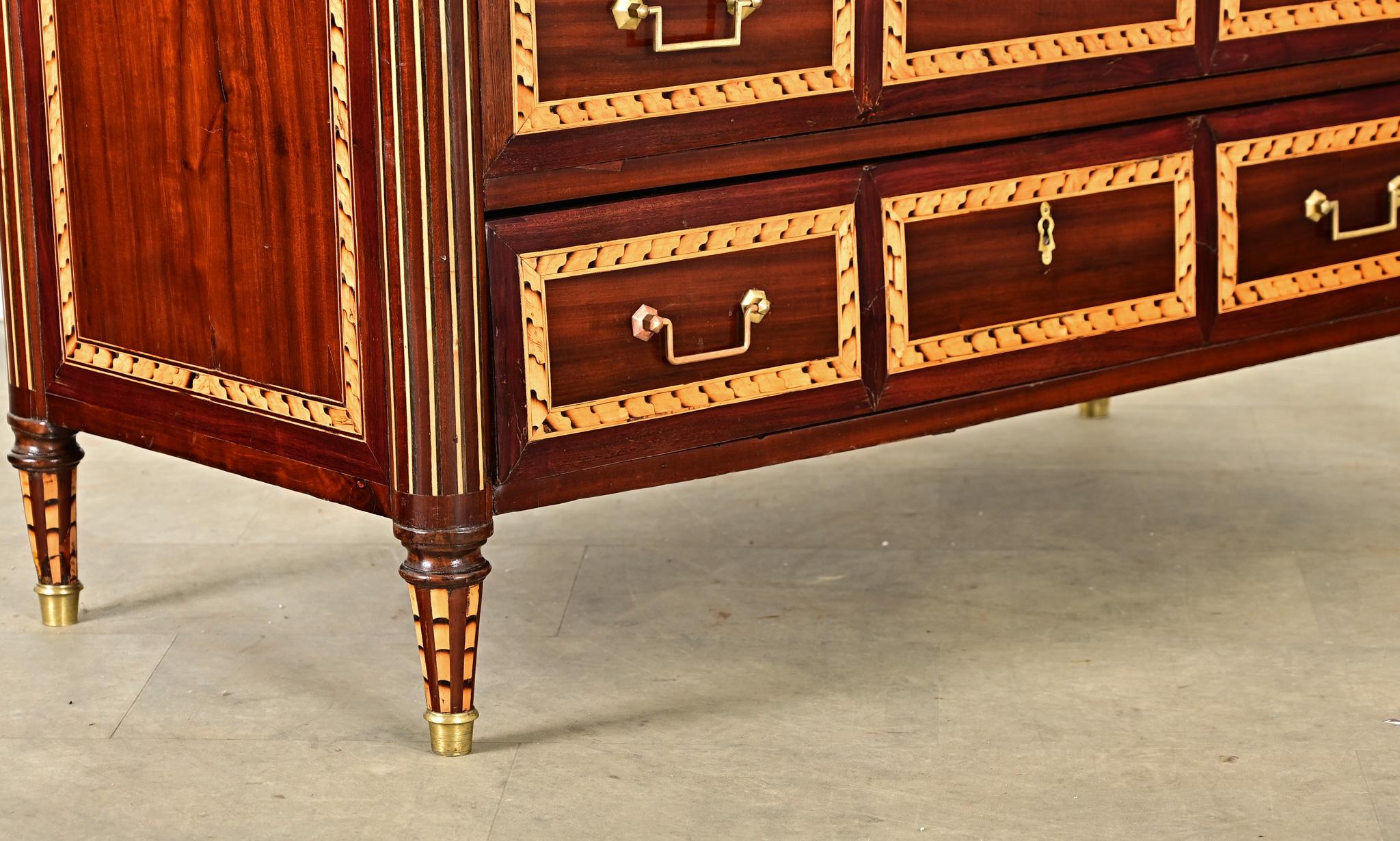 Commode francese del XVIII secolo in stile Luigi XVI con intarsi in mogano in vendita 5