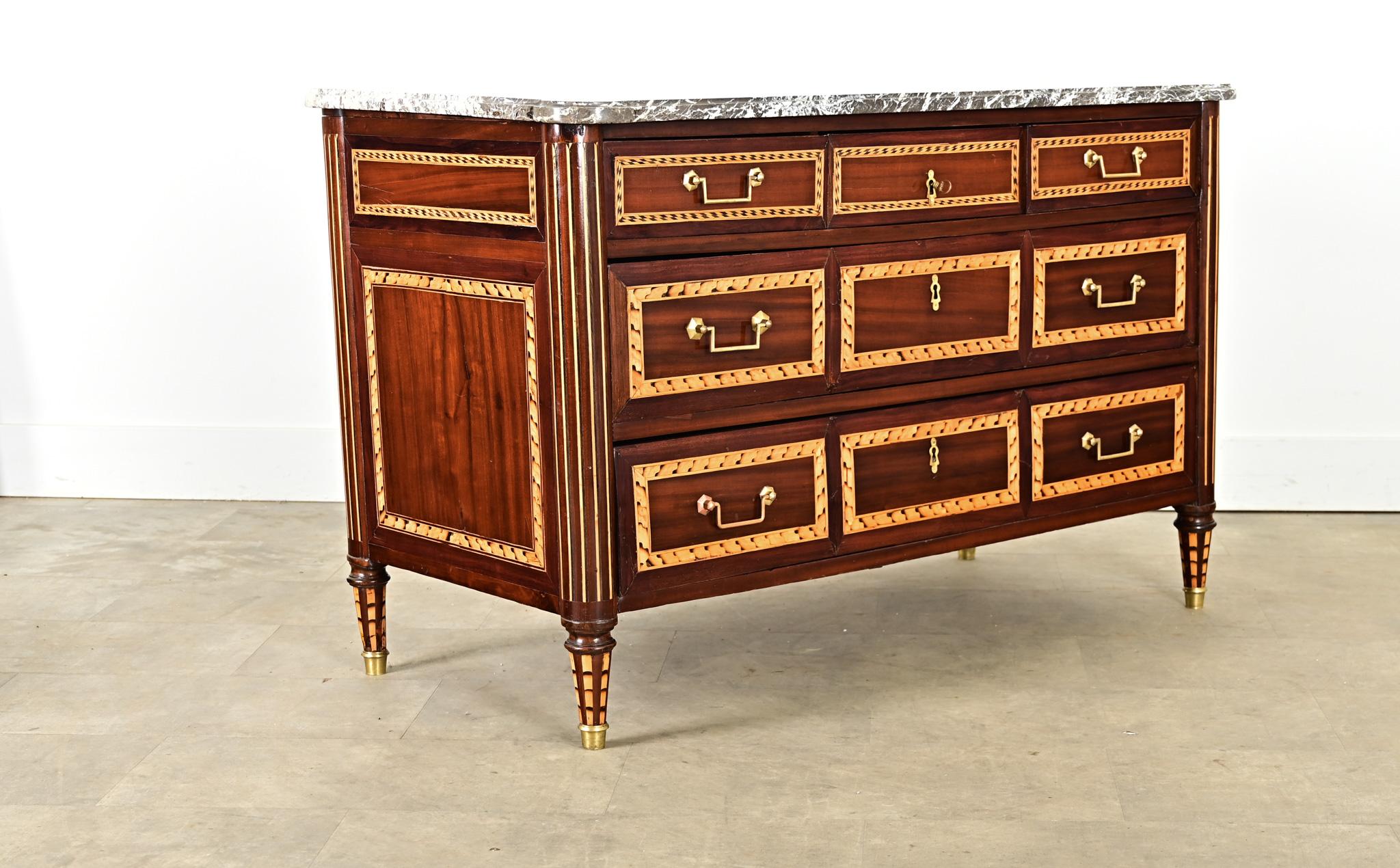 Commode francese del XVIII secolo in stile Luigi XVI con intarsi in mogano in vendita 6