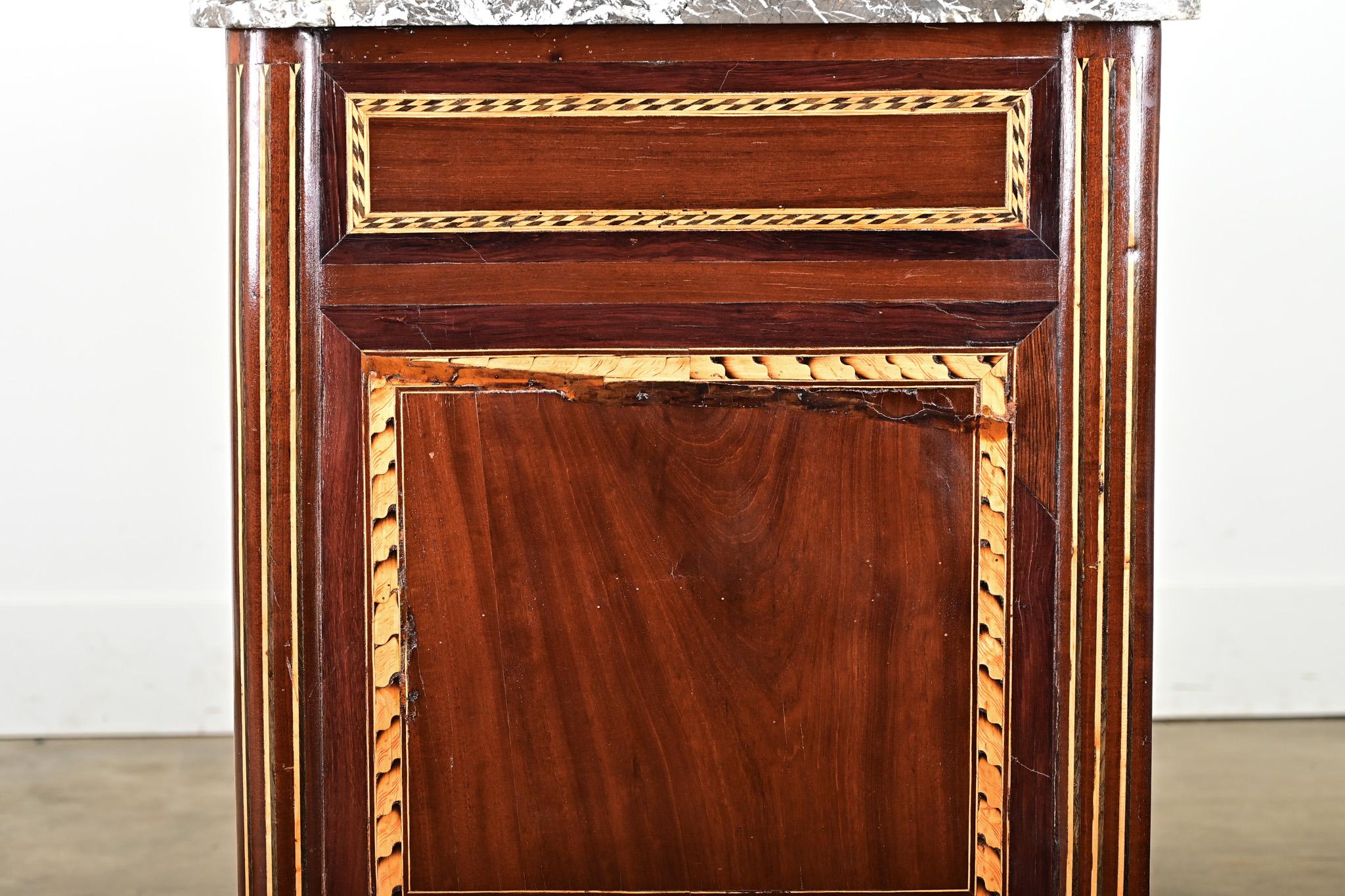 Commode francese del XVIII secolo in stile Luigi XVI con intarsi in mogano in vendita 7
