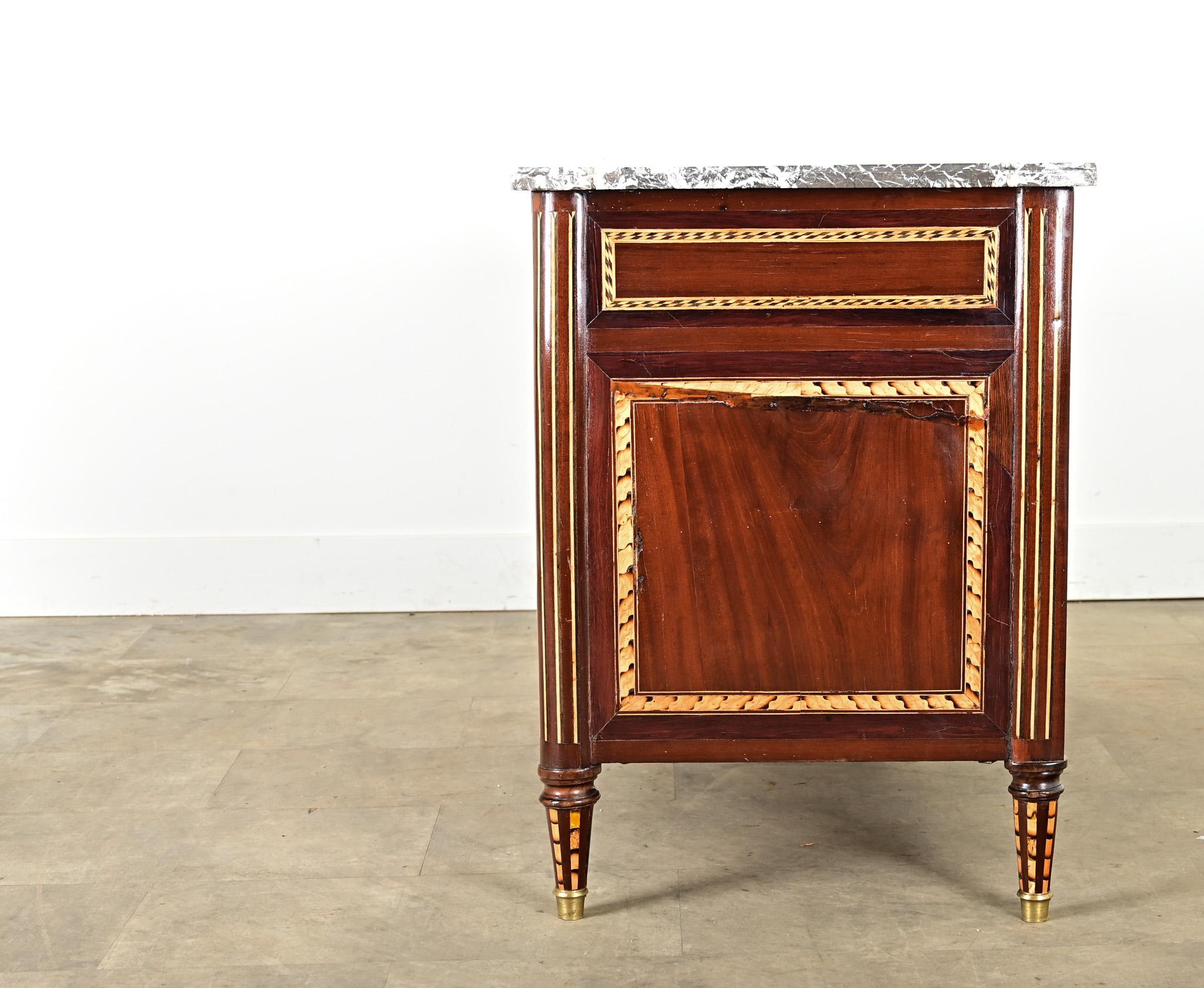 Commode francese del XVIII secolo in stile Luigi XVI con intarsi in mogano in vendita 8