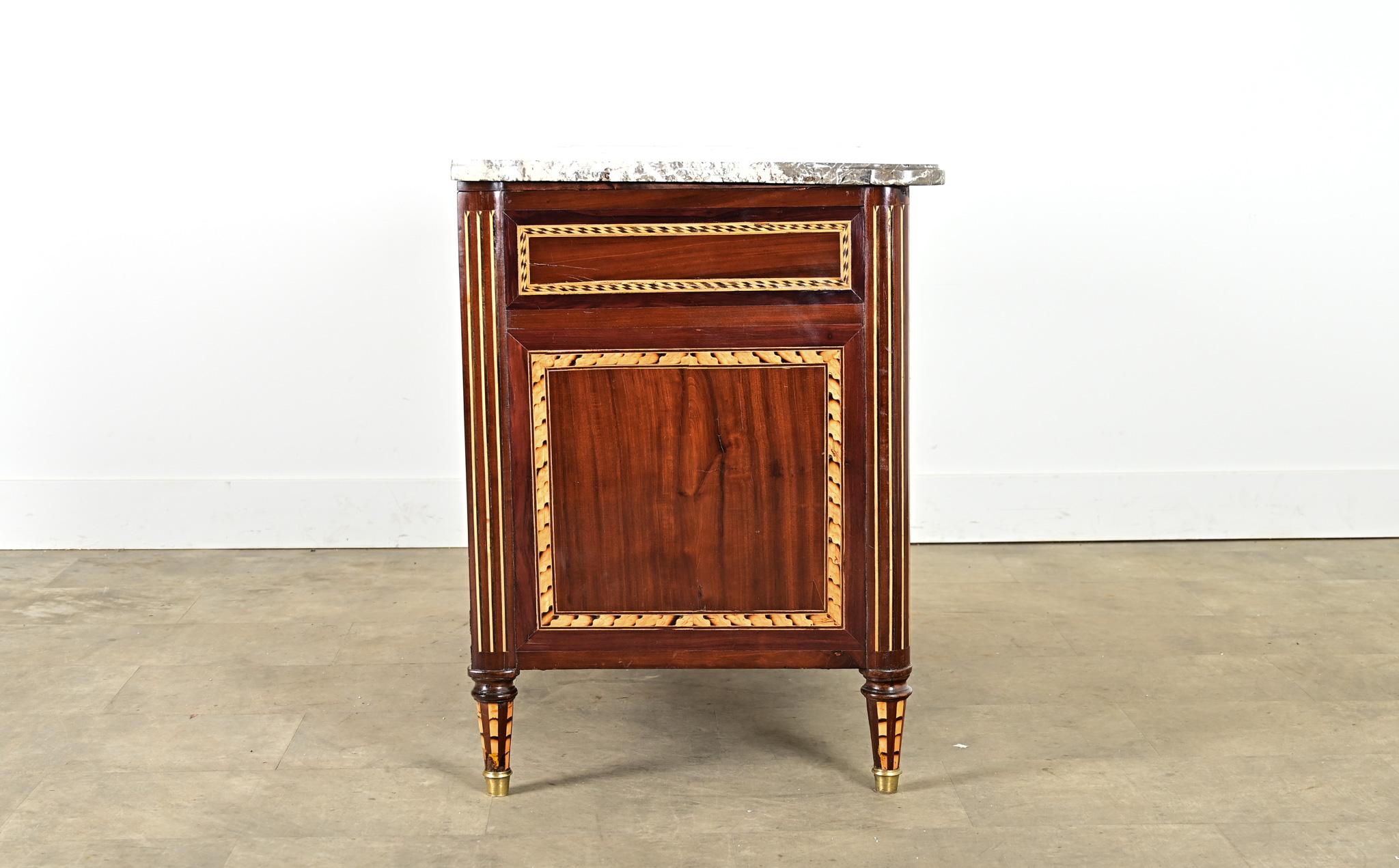 Commode francese del XVIII secolo in stile Luigi XVI con intarsi in mogano in vendita 10