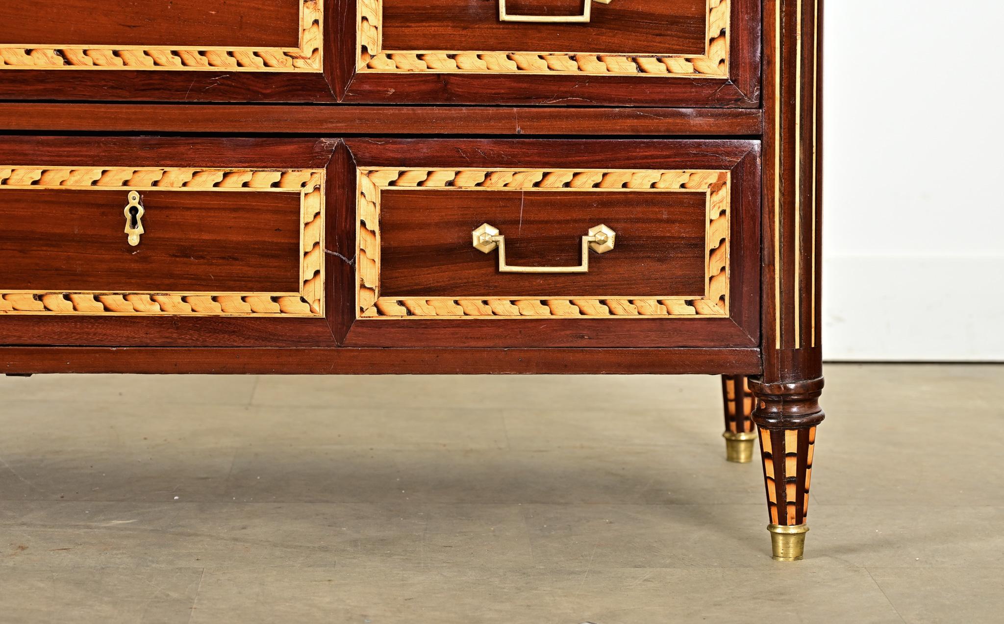 Francese Commode francese del XVIII secolo in stile Luigi XVI con intarsi in mogano in vendita