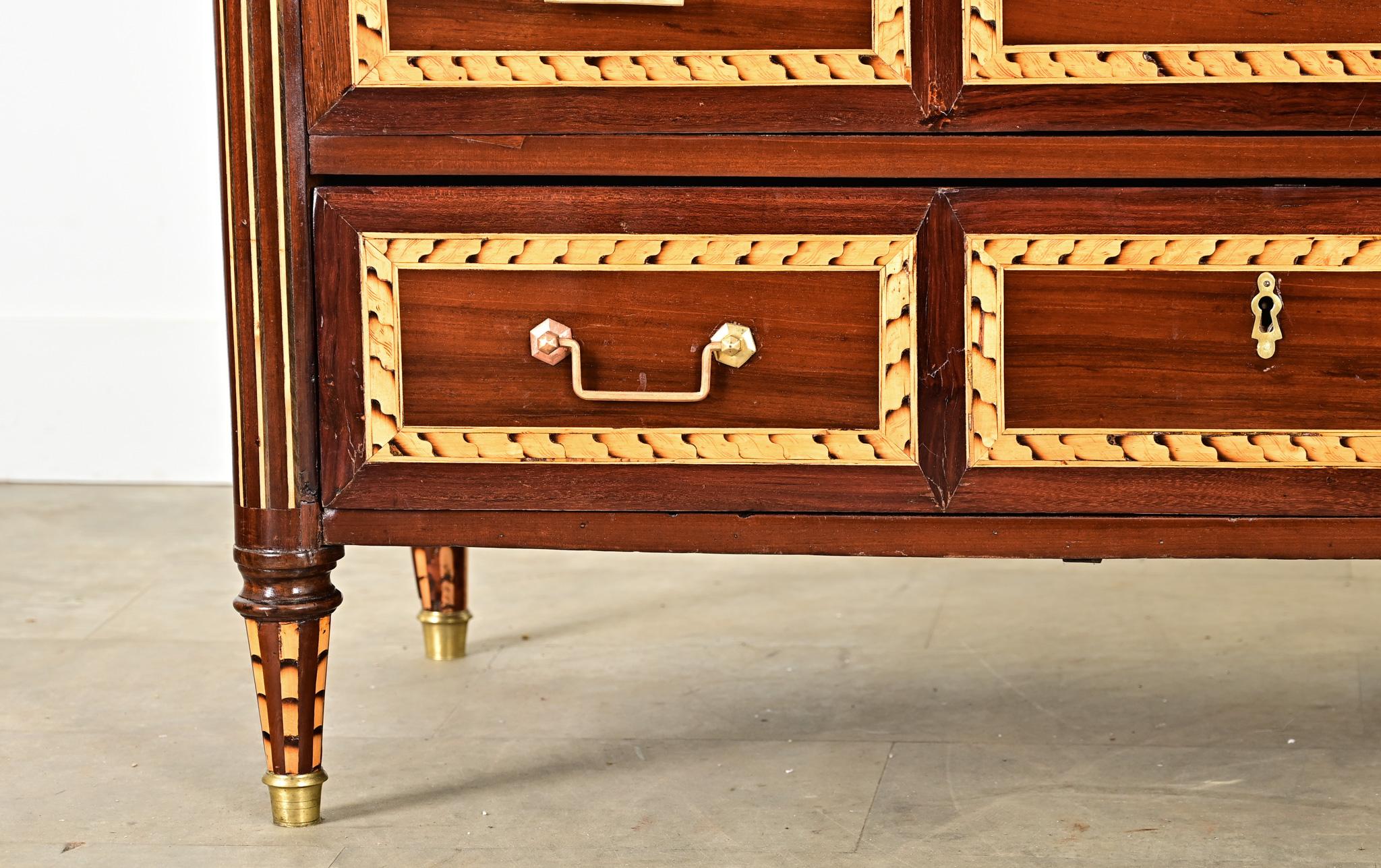 Commode francese del XVIII secolo in stile Luigi XVI con intarsi in mogano In condizioni buone in vendita a Baton Rouge, LA