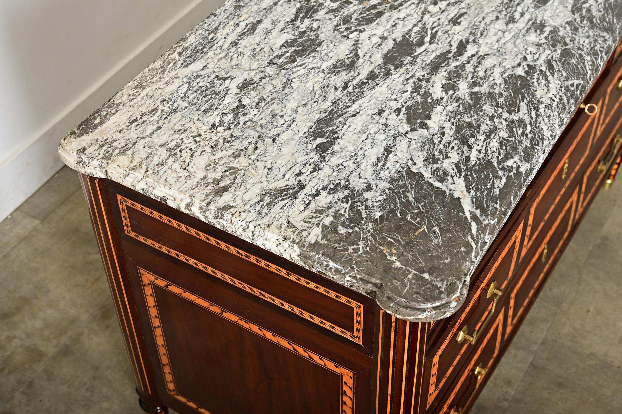 Commode francese del XVIII secolo in stile Luigi XVI con intarsi in mogano in vendita 1