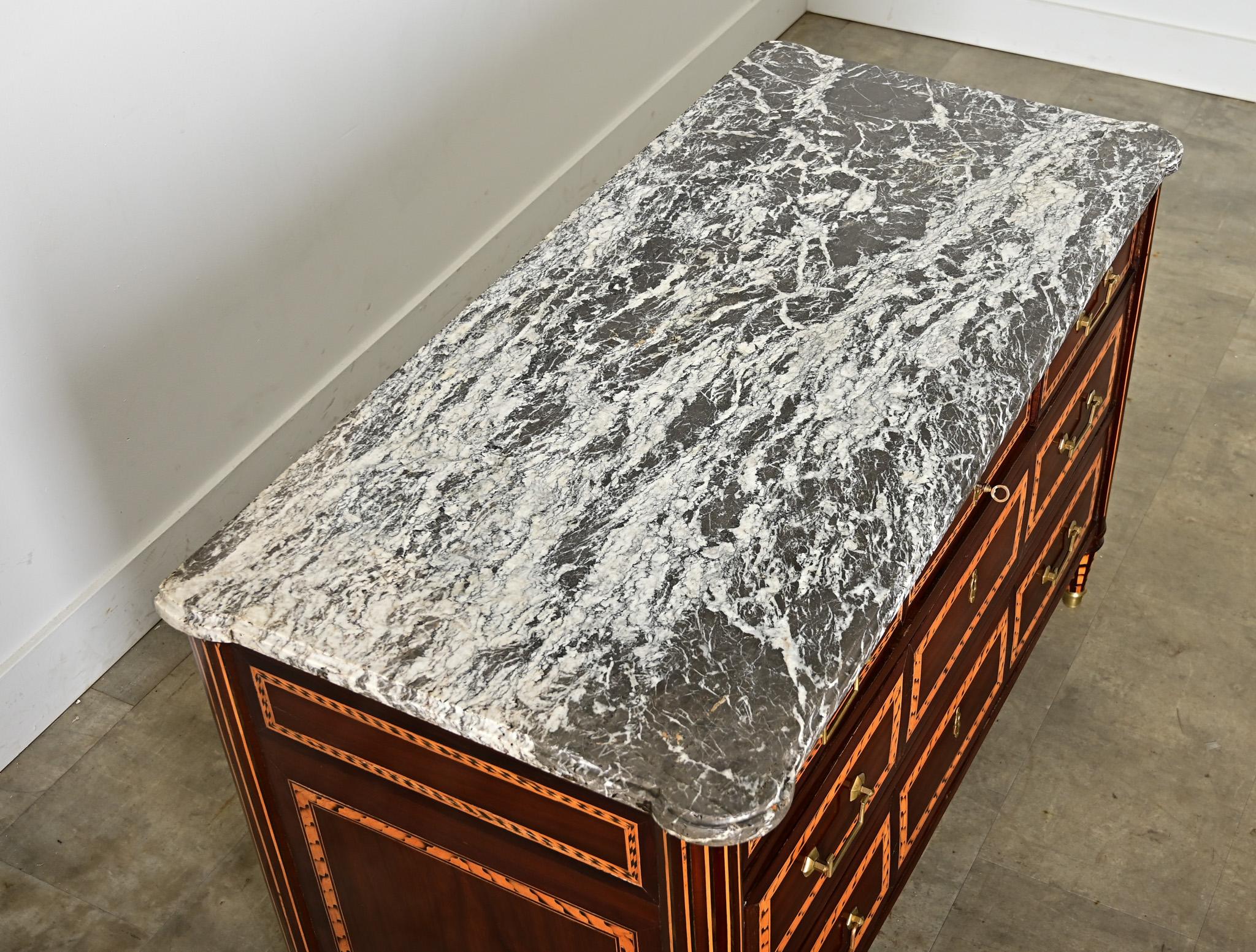 Commode francese del XVIII secolo in stile Luigi XVI con intarsi in mogano in vendita 2