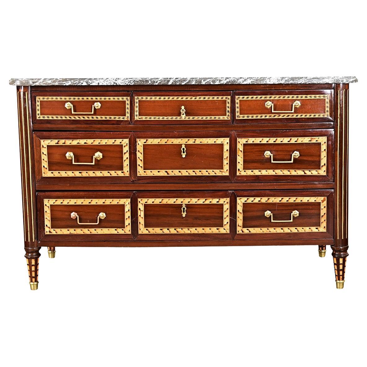 Commode francese del XVIII secolo in stile Luigi XVI con intarsi in mogano in vendita
