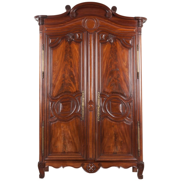Armoire française du 18ème siècle en acajou provenant du port de Normandie sur 1stDibs