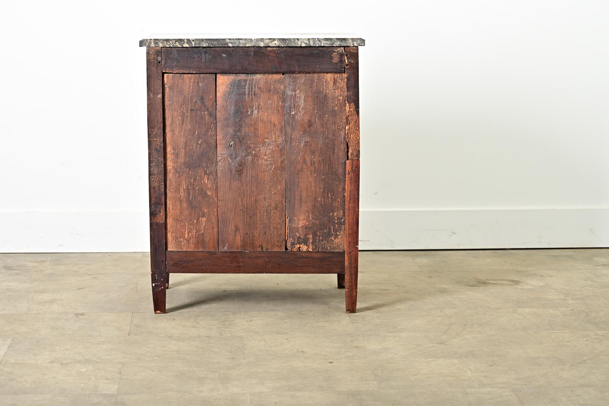 Petite commode en acajou du XVIIIe siècle en vente 2