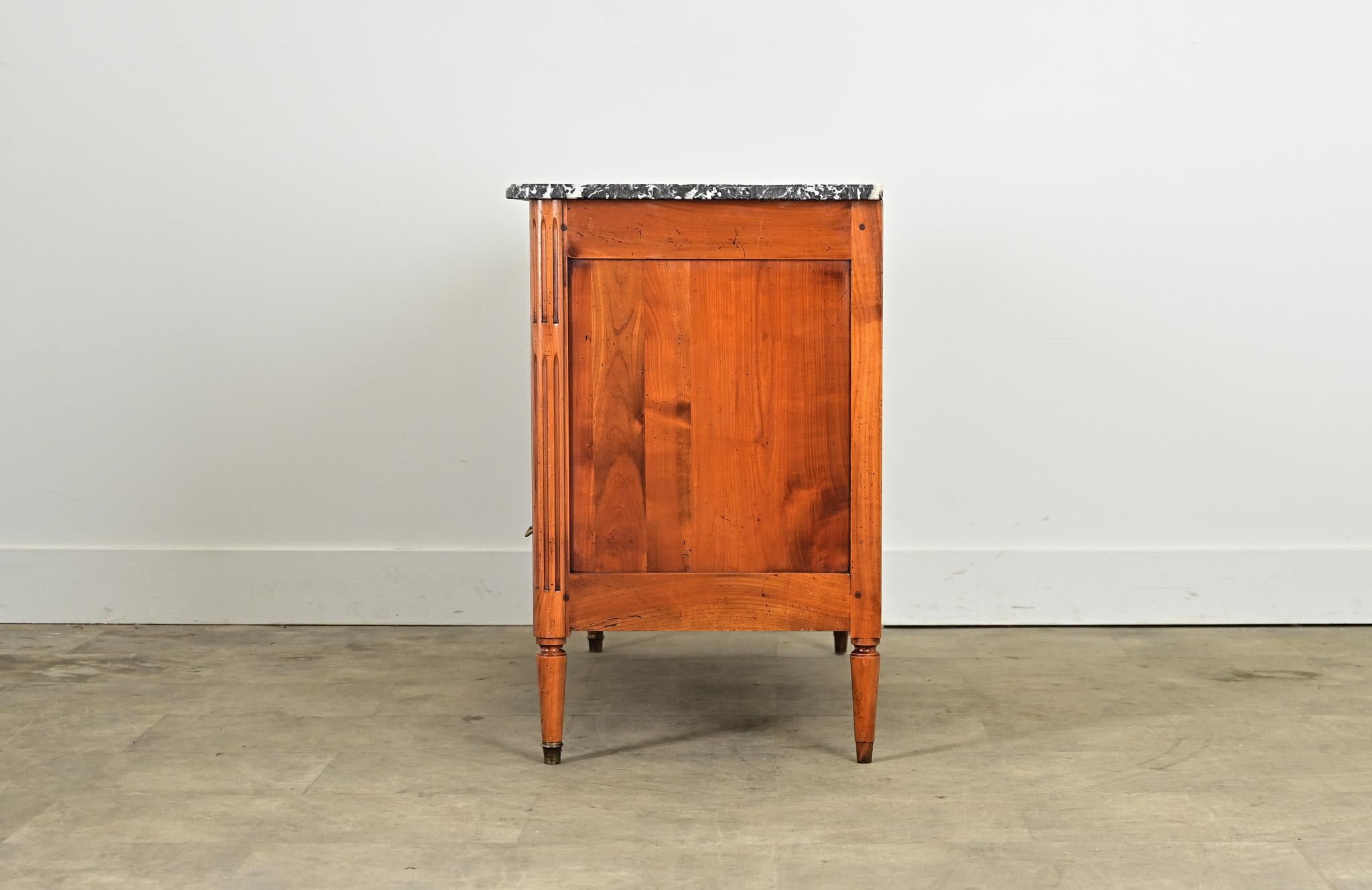 Cette petite commode en acajou, datant de 1780 en France et s'inscrivant dans le goût Louis XVI, est un meuble de rangement polyvalent dont les proportions réduites en font une table de chevet utilisable pratiquement partout dans la maison. Le