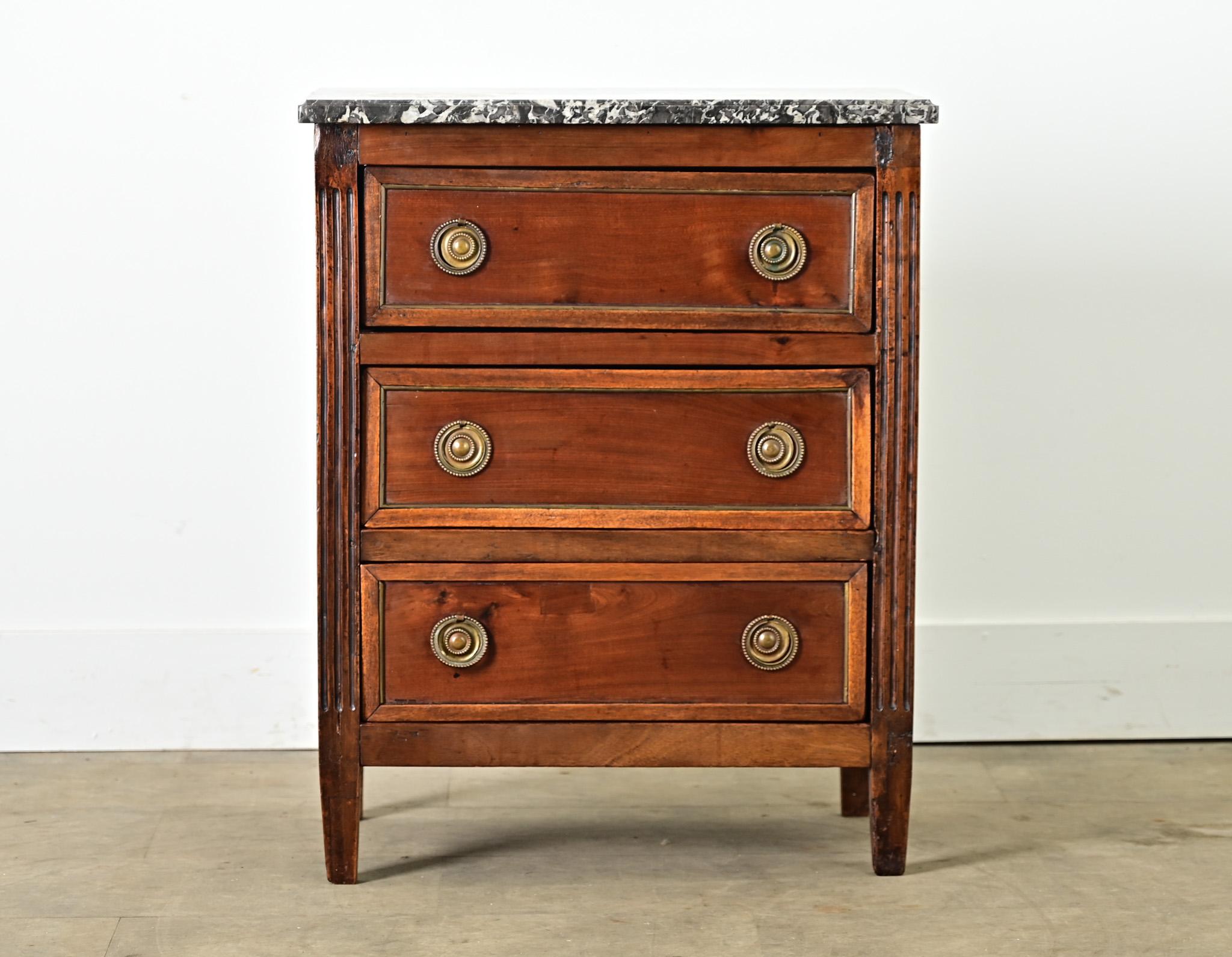 Louis XVI Petite commode en acajou du XVIIIe siècle en vente