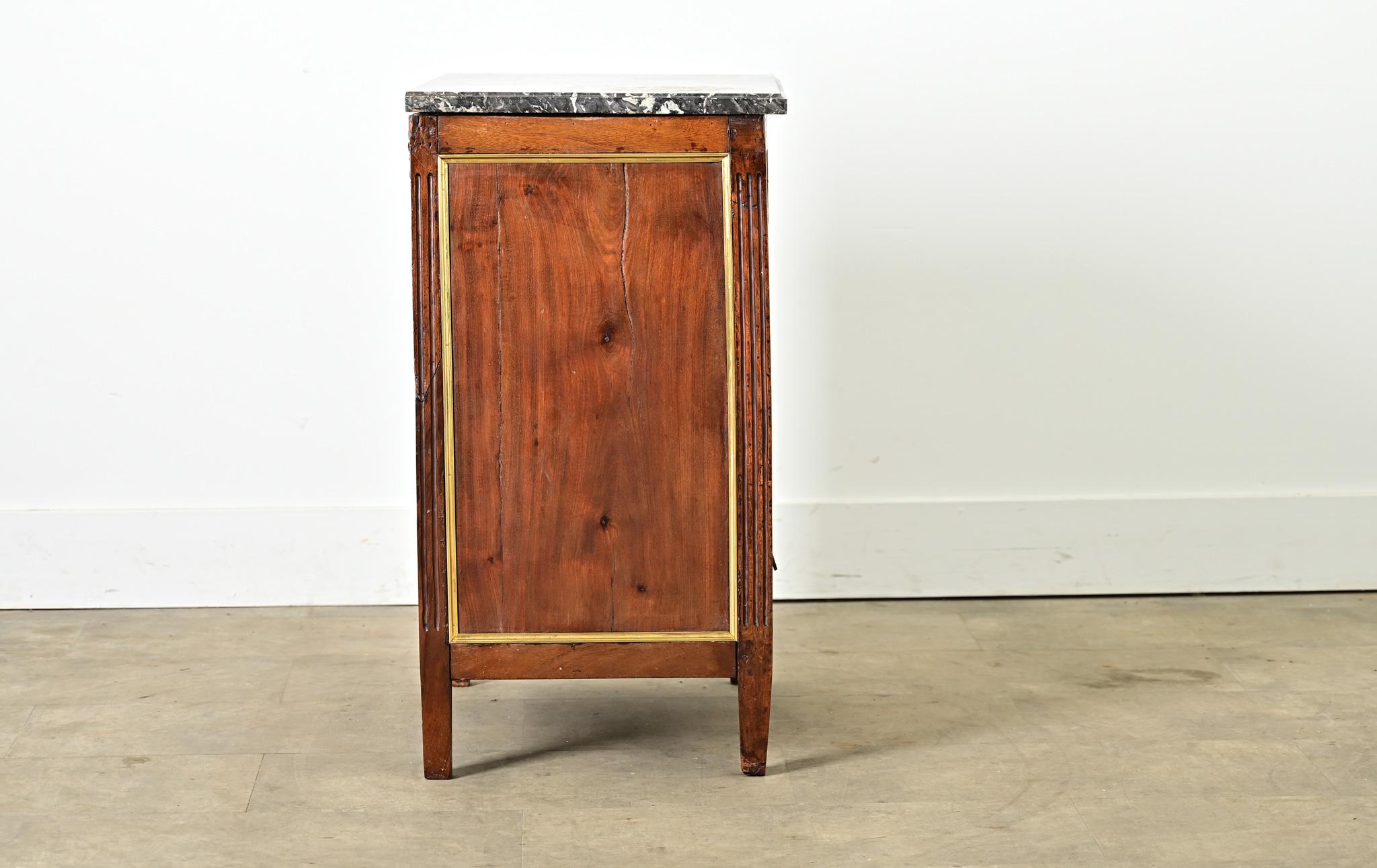 Sculpté Petite commode en acajou du XVIIIe siècle en vente