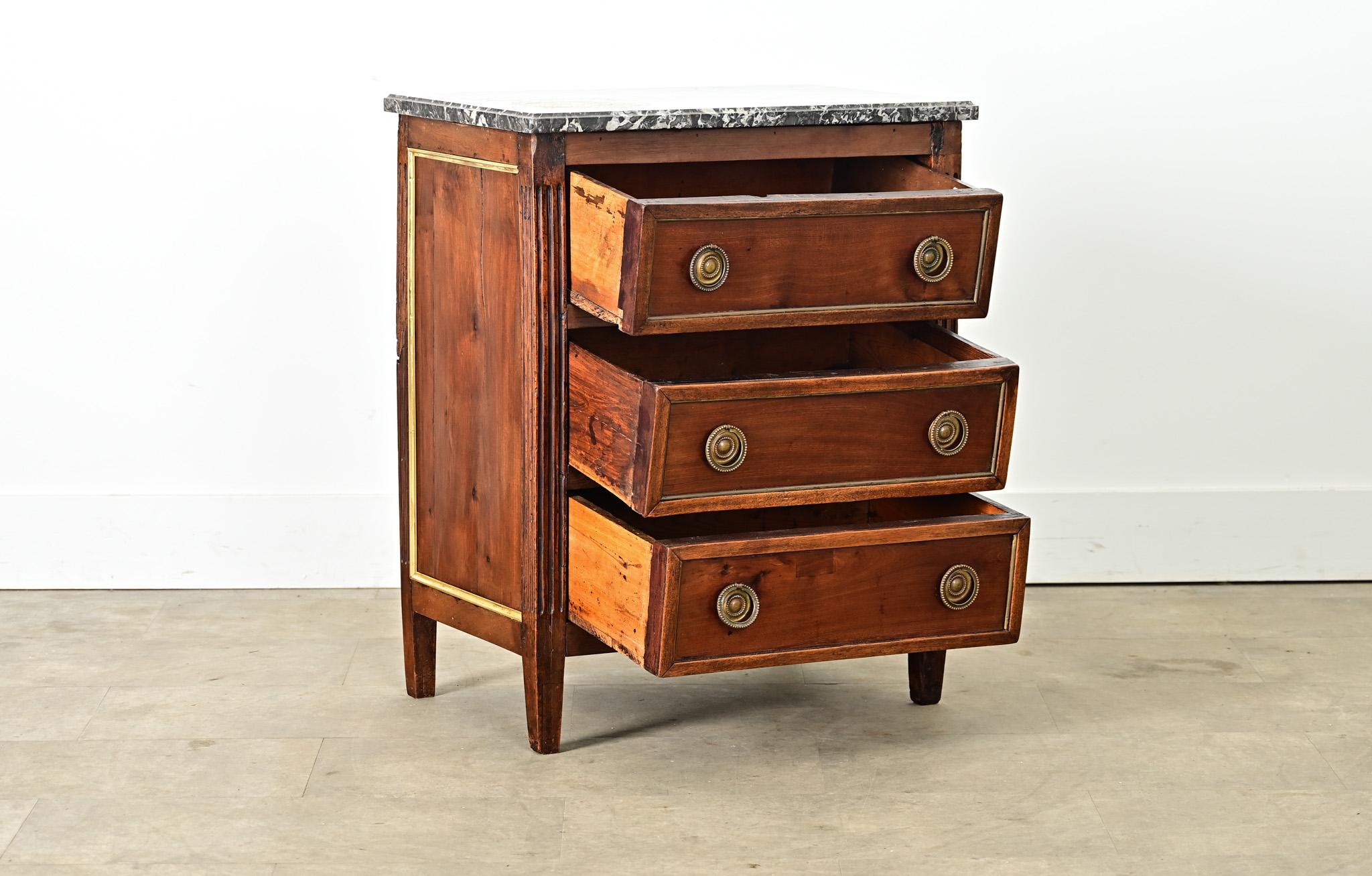 Petite commode en acajou du XVIIIe siècle Bon état - En vente à Baton Rouge, LA