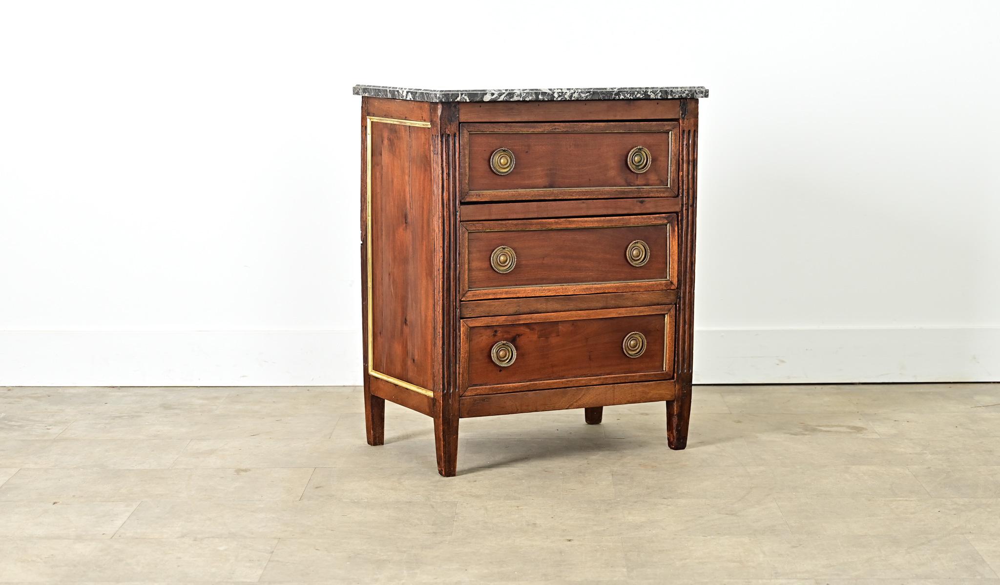 XVIIIe siècle et antérieur Petite commode en acajou du XVIIIe siècle en vente