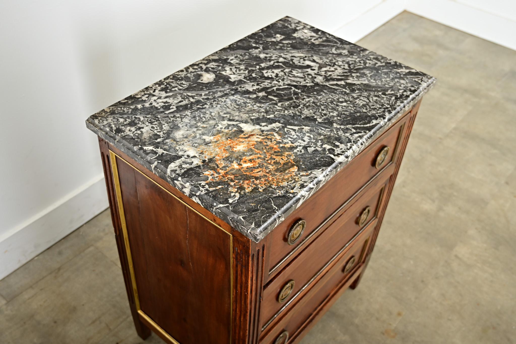 Laiton Petite commode en acajou du XVIIIe siècle en vente