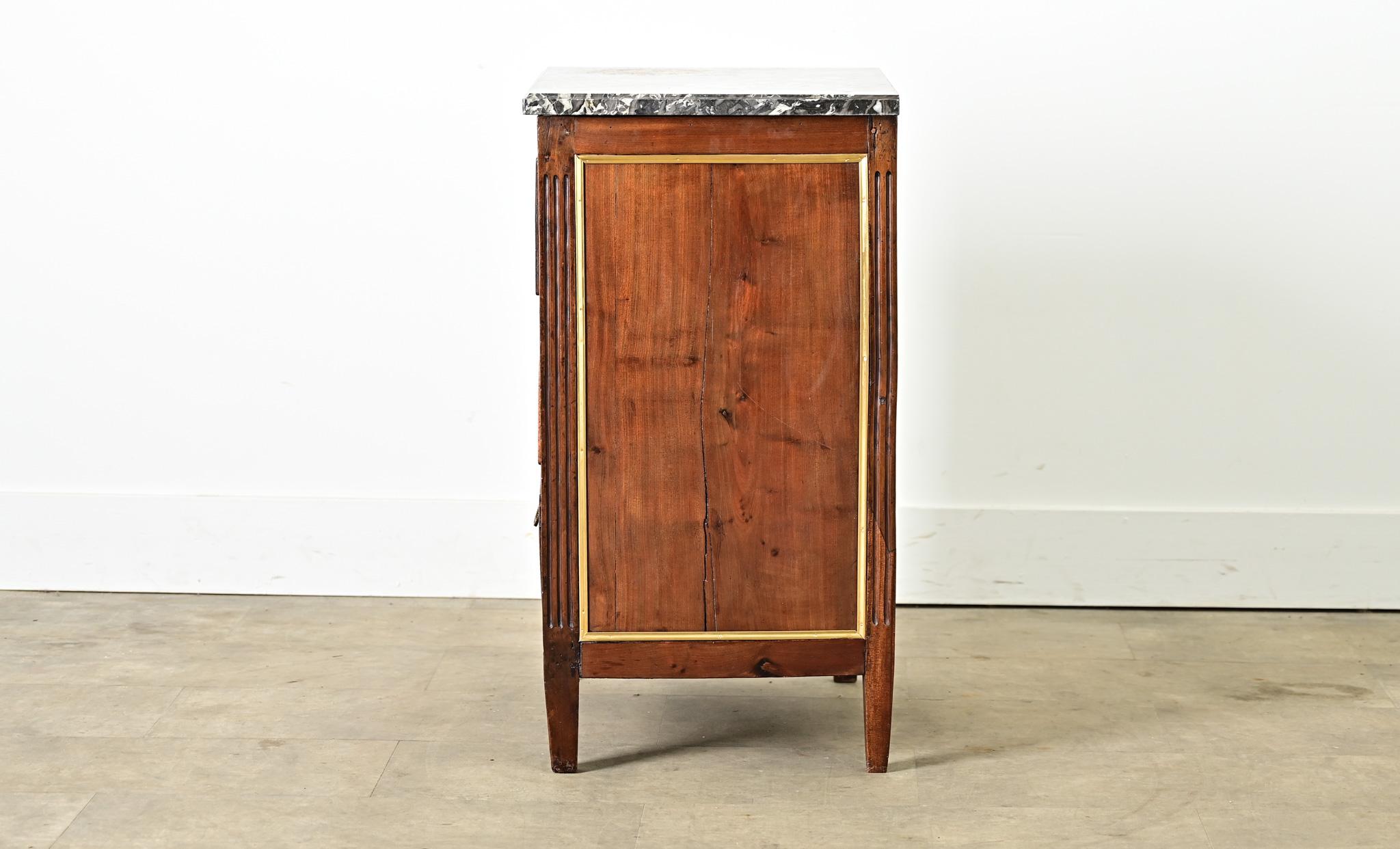 Petite commode en acajou du XVIIIe siècle en vente 1