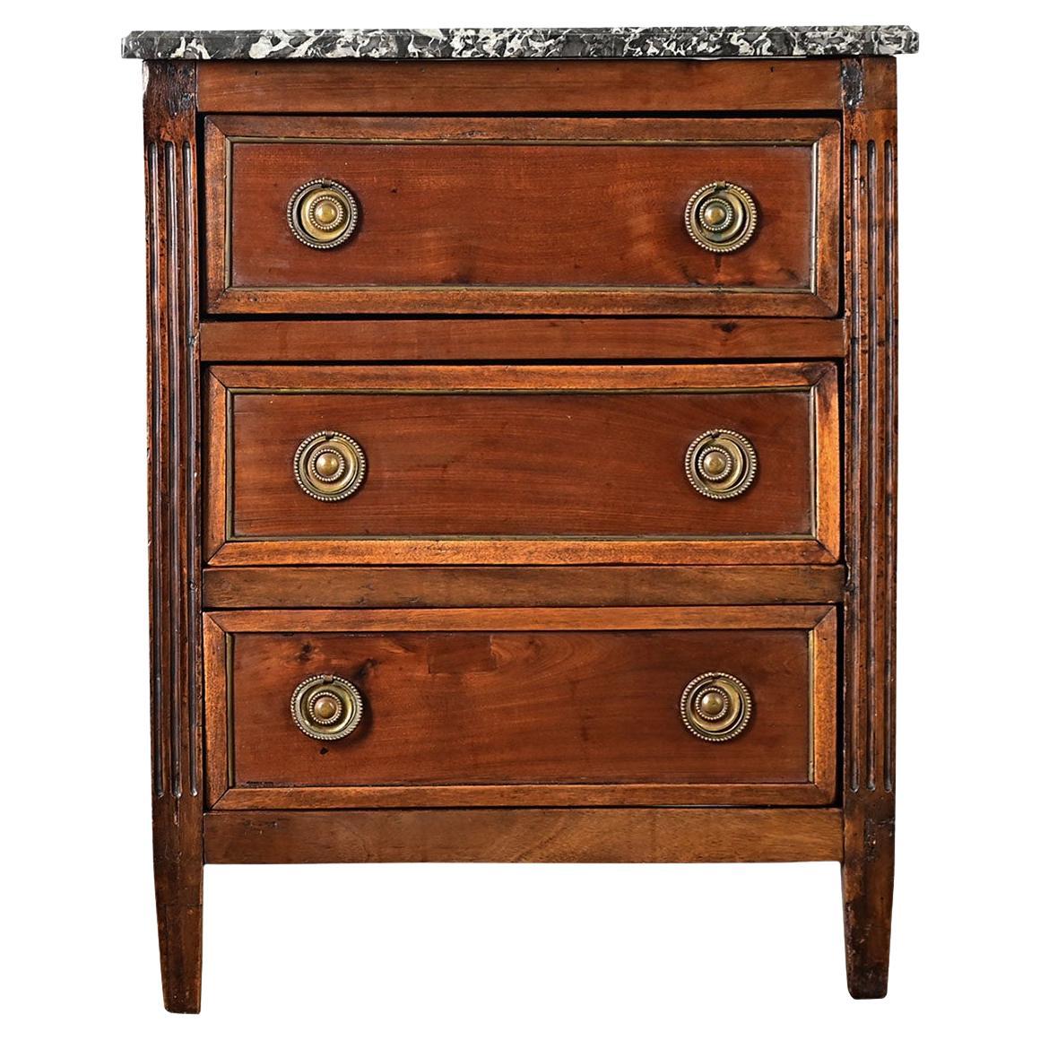 Petite commode en acajou du XVIIIe siècle en vente