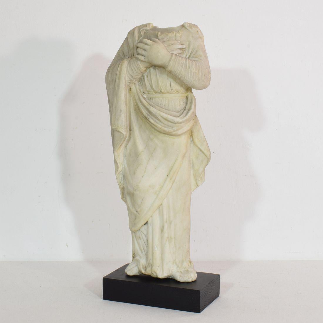 Beautiful fragment of a marble statue of a Madonna.
Great weathered patina.
France, circa 1750.
Weathered and missing the head.
Measurements include the wooden base.
