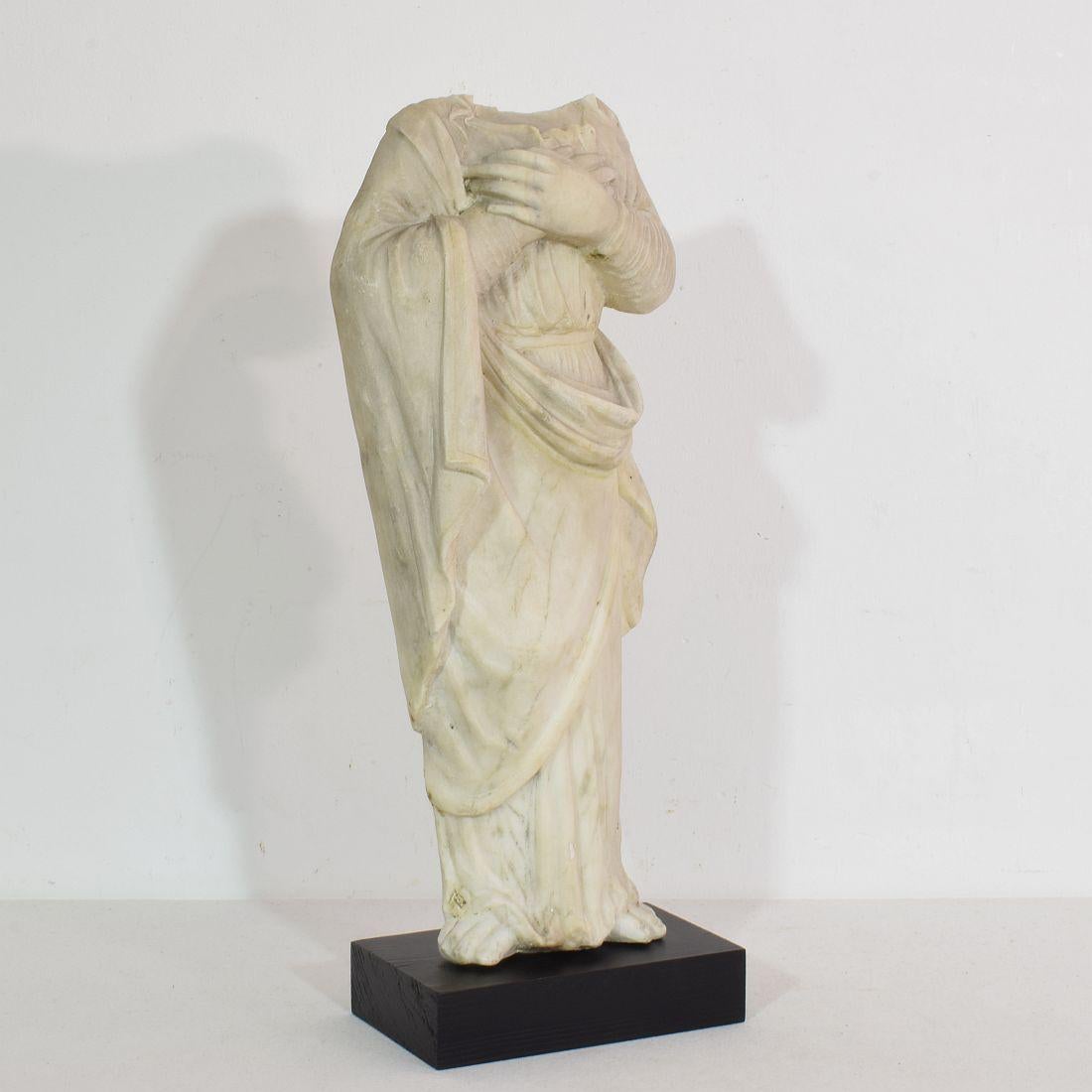 statue without head