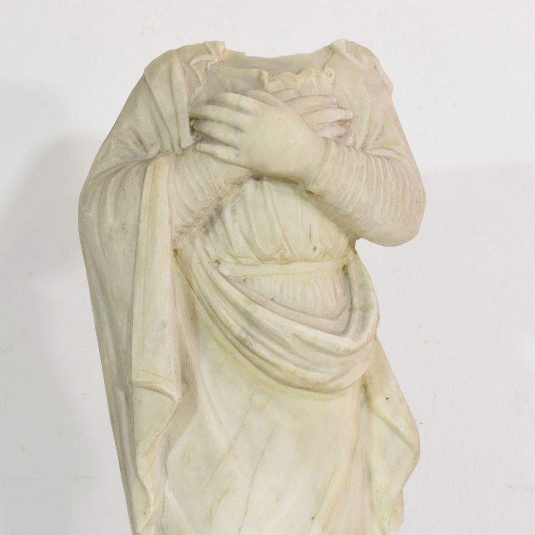 French 18th Century Marble Statue of a Madonna Without Head In Good Condition In Buisson, FR