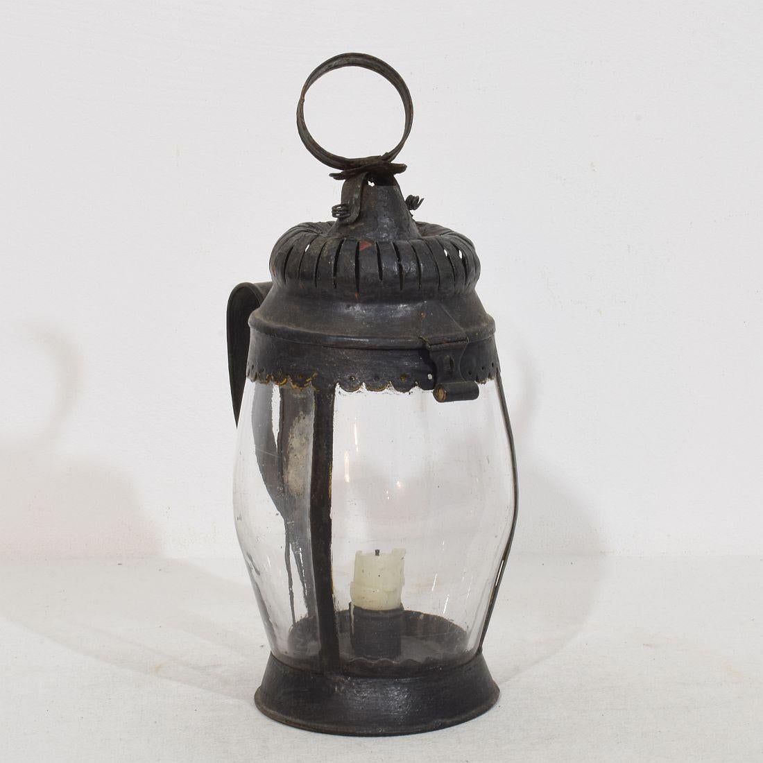 Très rare et précoce lanterne en métal/verre, France, vers 1750-1800.
Merveilleuse pièce d'époque. Usures et petites réparations datant d'environ 1900.
H:28cm  L:12,5cm P:15,5cm 