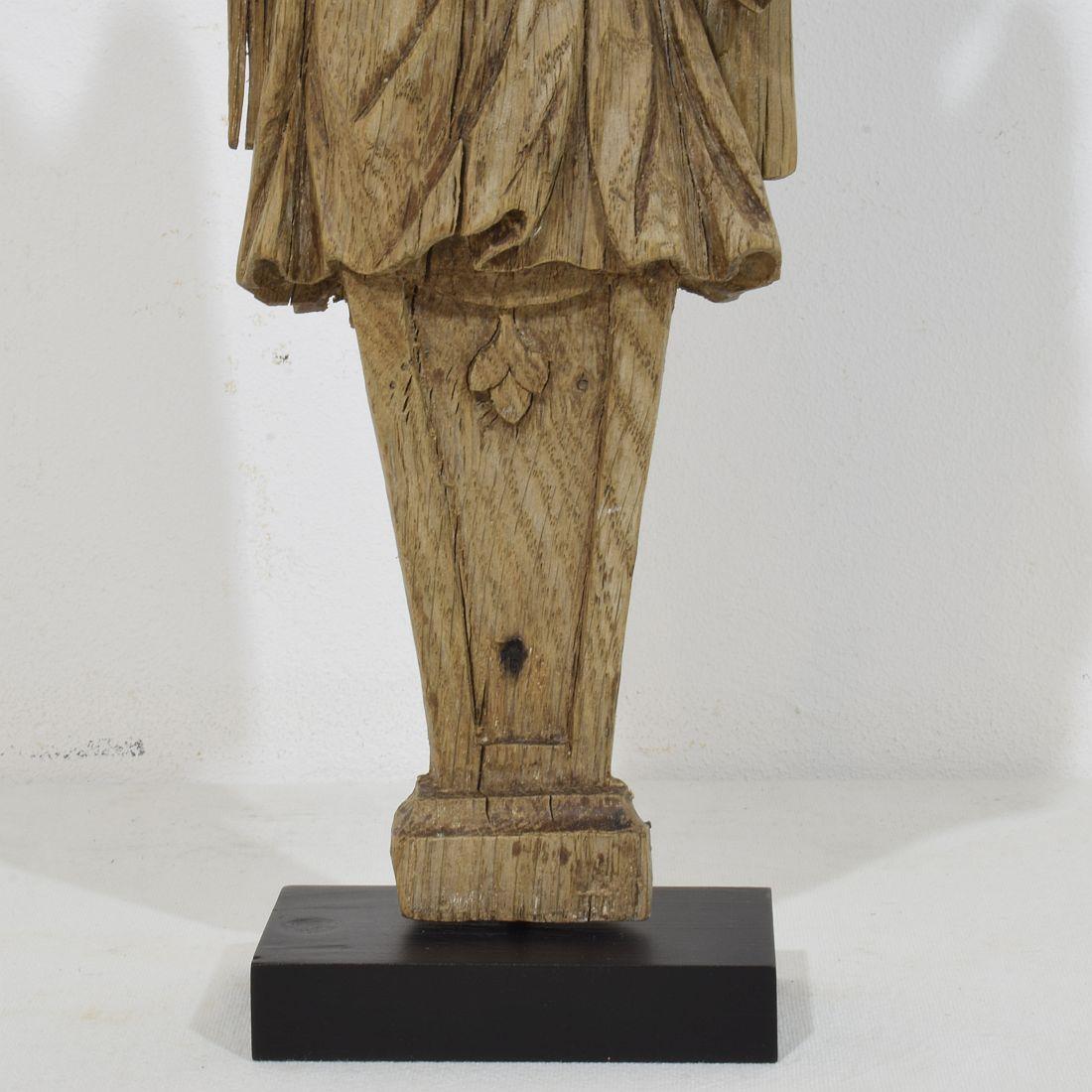 Figura di angelo cariatide in legno di Oak, intagliata a mano, francese del XVIII secolo in vendita 4