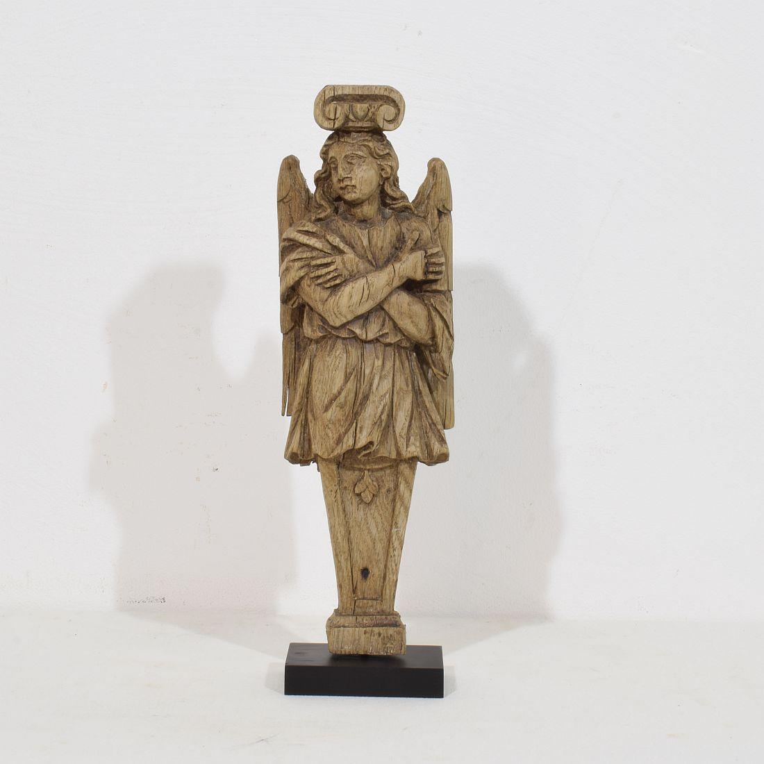 Meraviglioso pezzo d'epoca. Bellissima e resistente alle intemperie  Figura di angelo cariatide in quercia intagliata a mano in stile neoclassico.
Uscito dalle intemperie. francia circa 1780
H. H. 34,5 cm  L:10cm P:5,5cm 