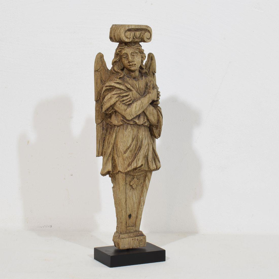 Francese Figura di angelo cariatide in legno di Oak, intagliata a mano, francese del XVIII secolo in vendita