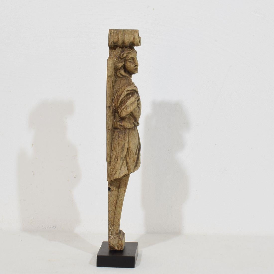 Intagliato a mano Figura di angelo cariatide in legno di Oak, intagliata a mano, francese del XVIII secolo in vendita