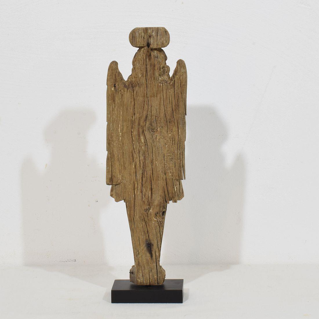 Figura di angelo cariatide in legno di Oak, intagliata a mano, francese del XVIII secolo In condizioni buone in vendita a Buisson, FR