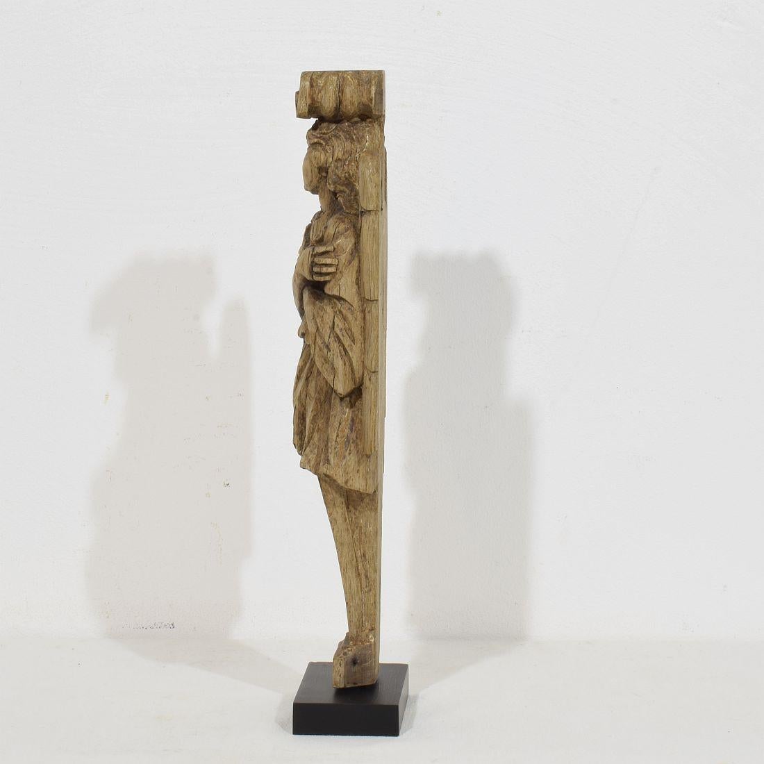 Fino al XVIII secolo Figura di angelo cariatide in legno di Oak, intagliata a mano, francese del XVIII secolo in vendita