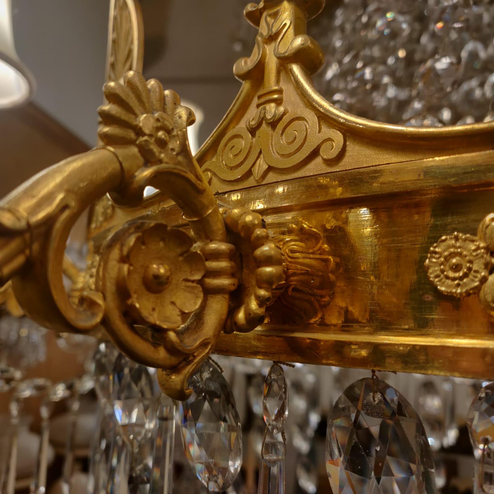 Francese Lampadario francese del XVIII secolo in ormolu e cristallo in vendita