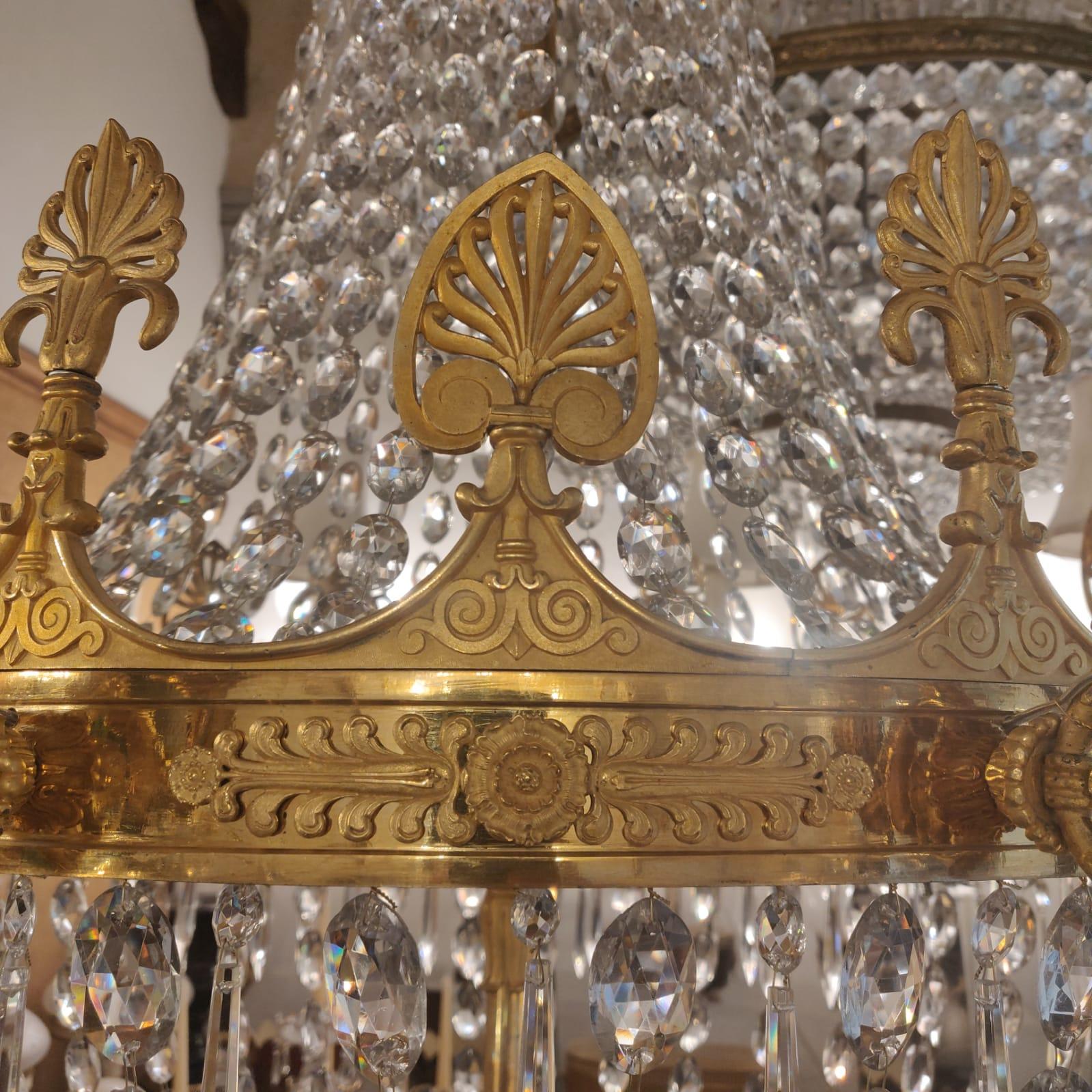 Doré Lustre français du XVIIIe siècle en bronze doré et cristal en vente