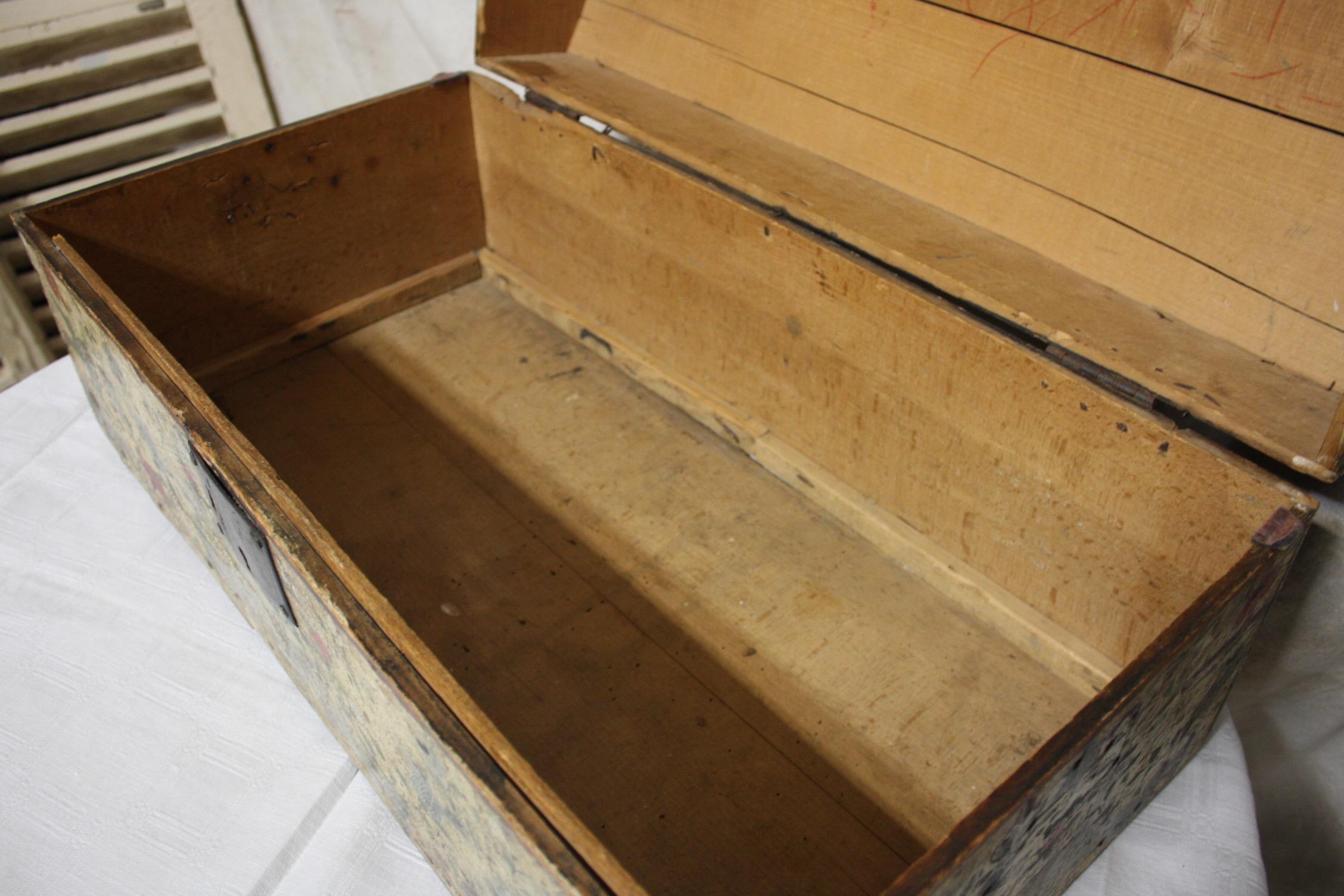 French 18th Century Painted Box For Sale 7