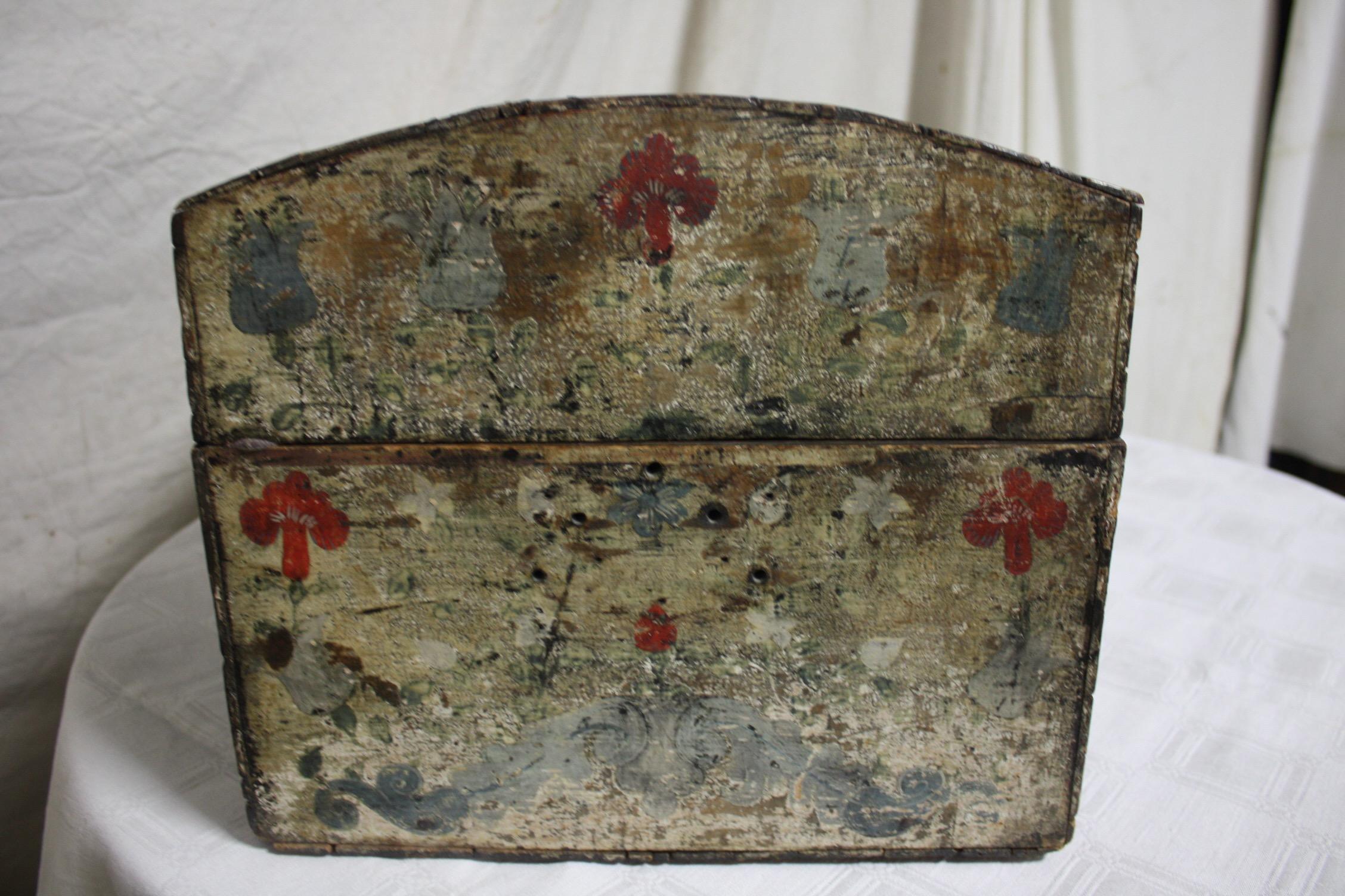 French 18th Century Painted Box For Sale 4