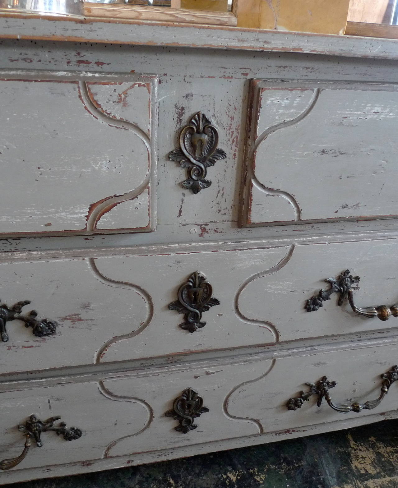 French 18th Century Painted Four-Drawer Chest of Drawers with Original Hardware (Französisch)