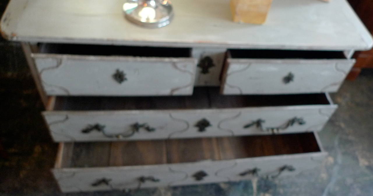 French 18th Century Painted Four-Drawer Chest of Drawers with Original Hardware (Handgefertigt)