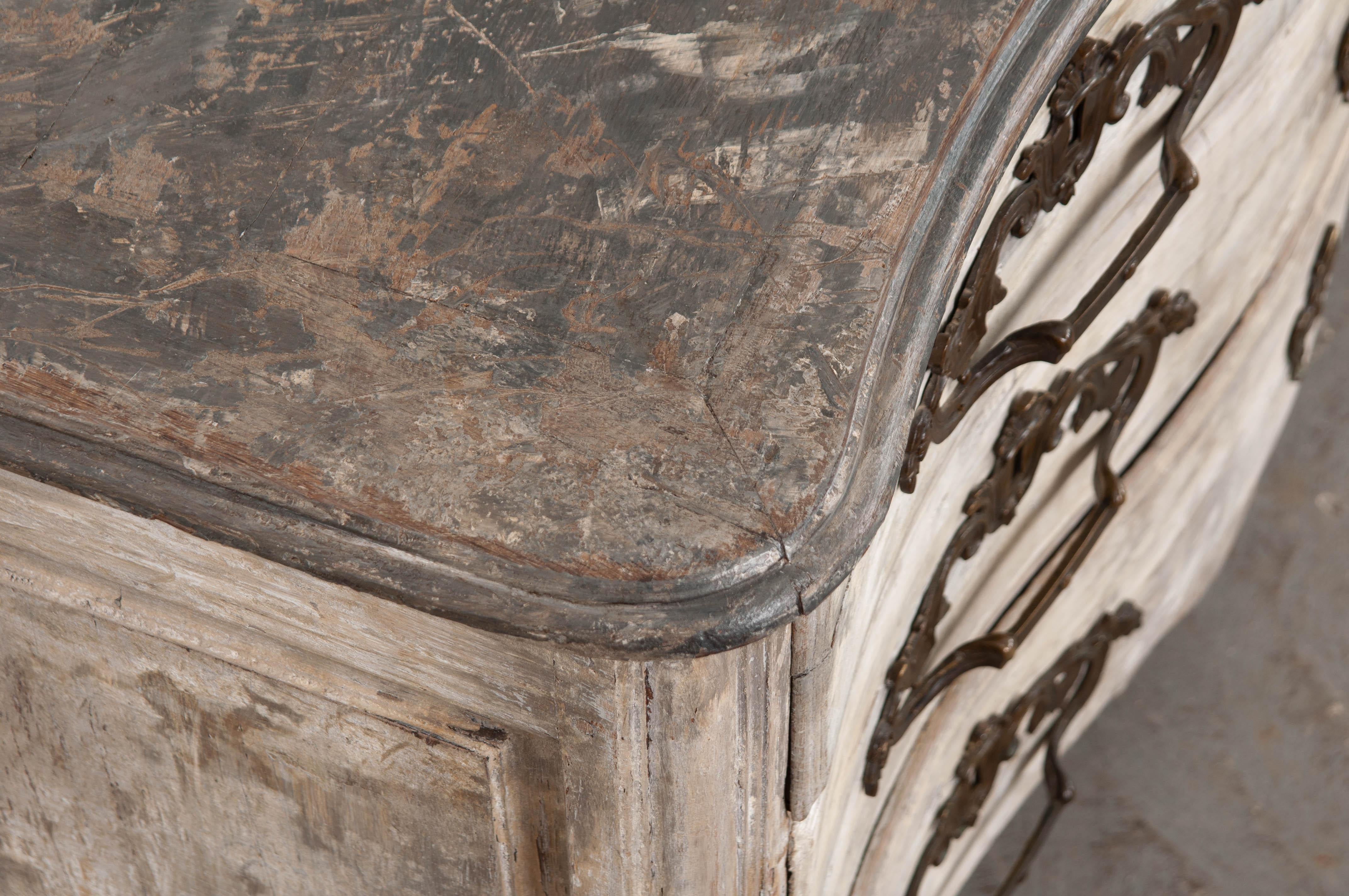 Commode parisienne peinte du XVIIIe siècle 3