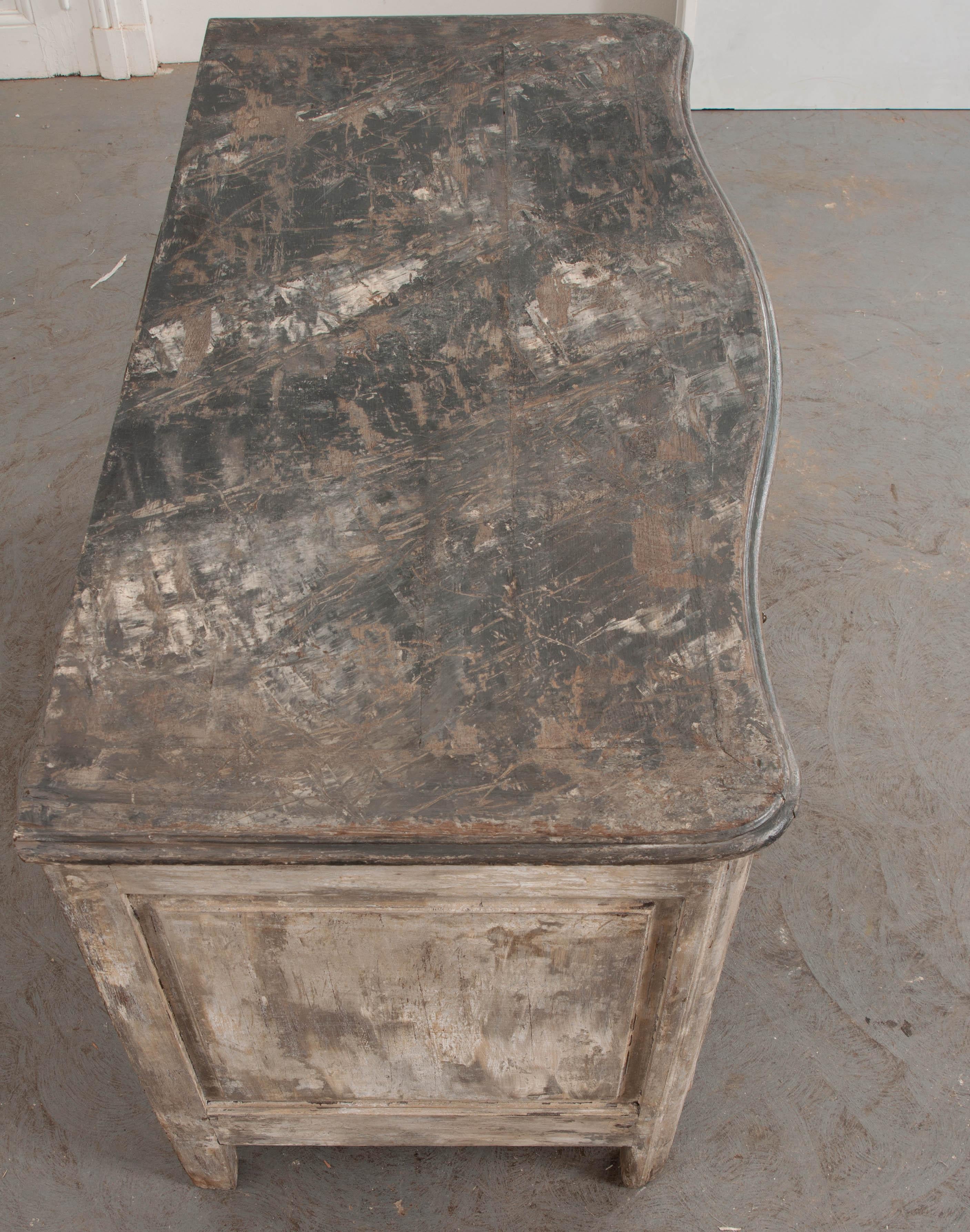 Commode parisienne peinte du XVIIIe siècle 4