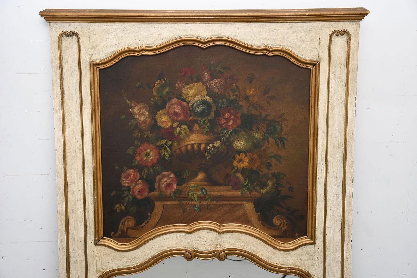 Stile provenzale Trumeau francese del XVIII secolo dipinto con cesto floreale sopra lo specchio in vendita