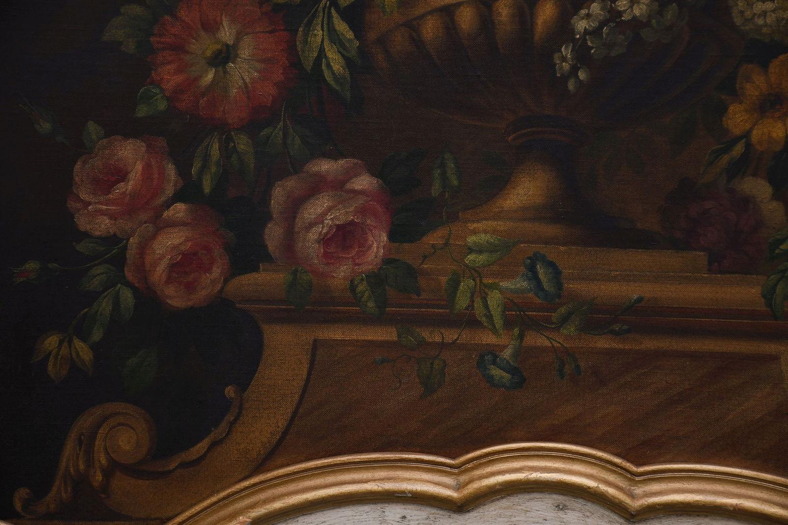 Specchio Trumeau francese del XVIII secolo dipinto con cesto floreale sopra lo specchio in vendita