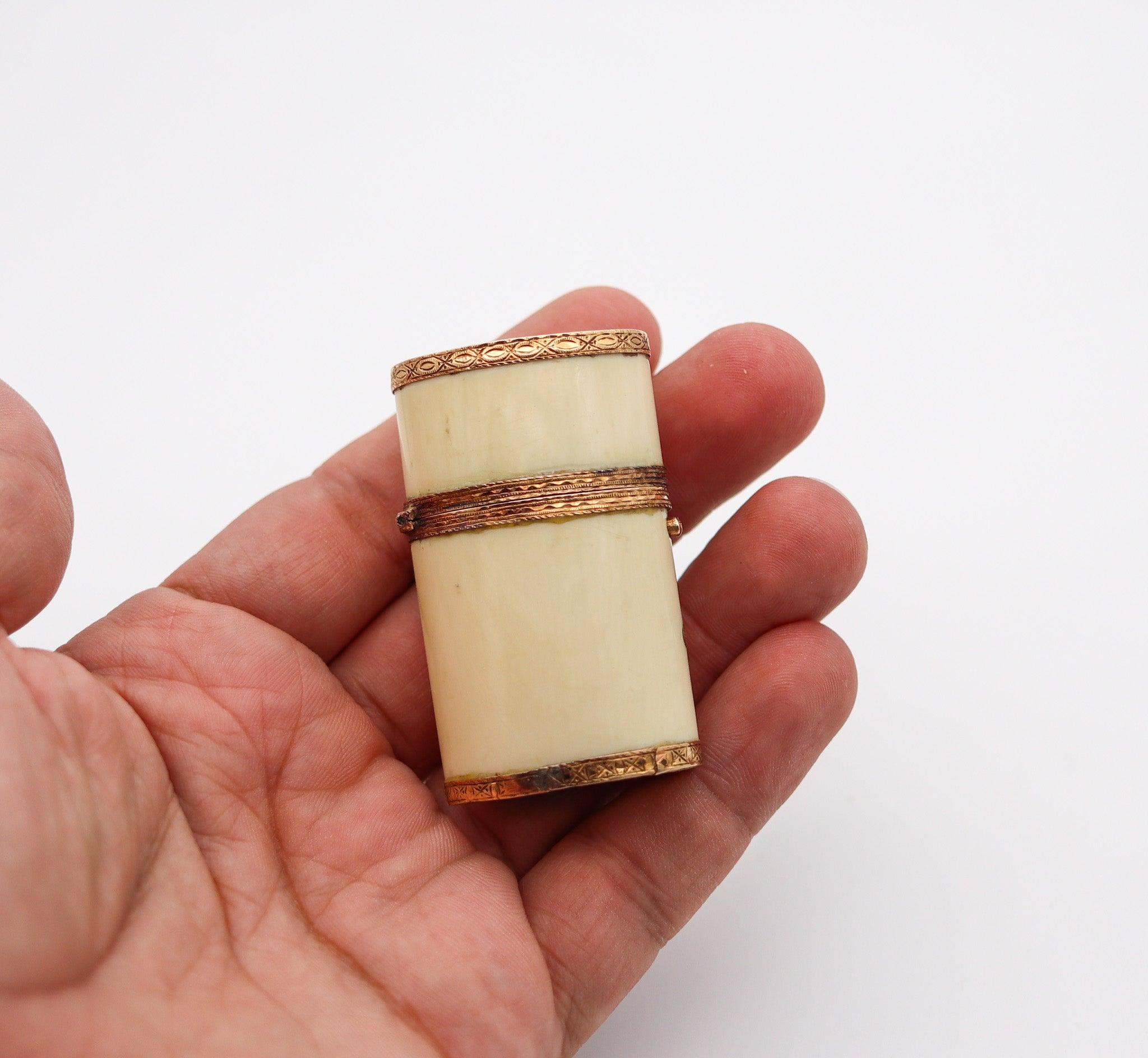 FRENCH 18th Century Perfumed Scents Necessaire Box In 18Kt Yellow Gold & Carving For Sale 2